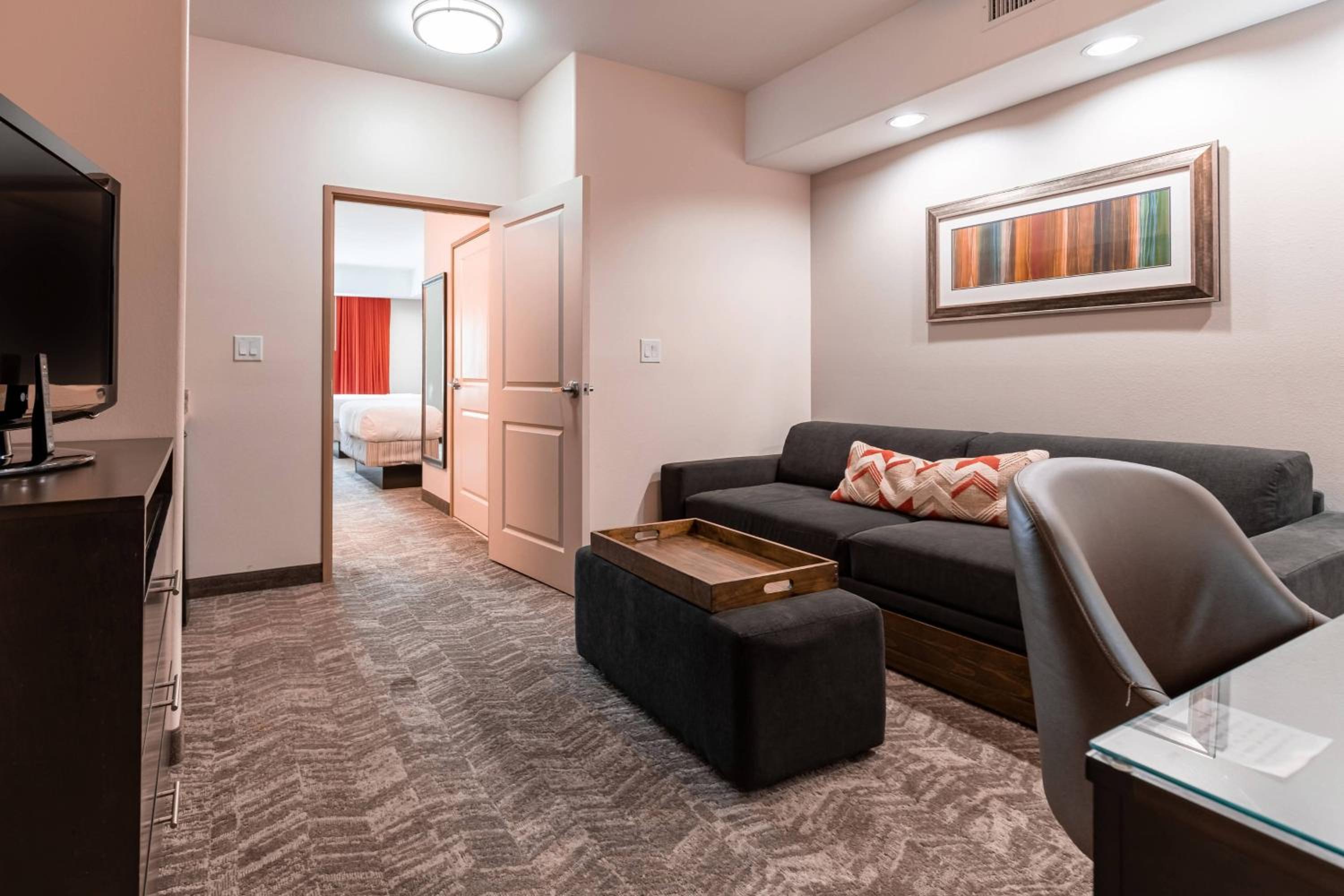 Queen Suite with Sofa Bed - Photo 5