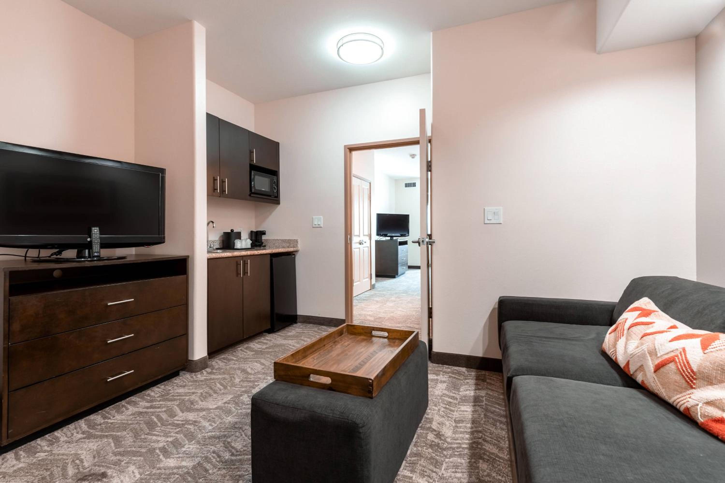Queen Suite with Sofa Bed - Photo 3