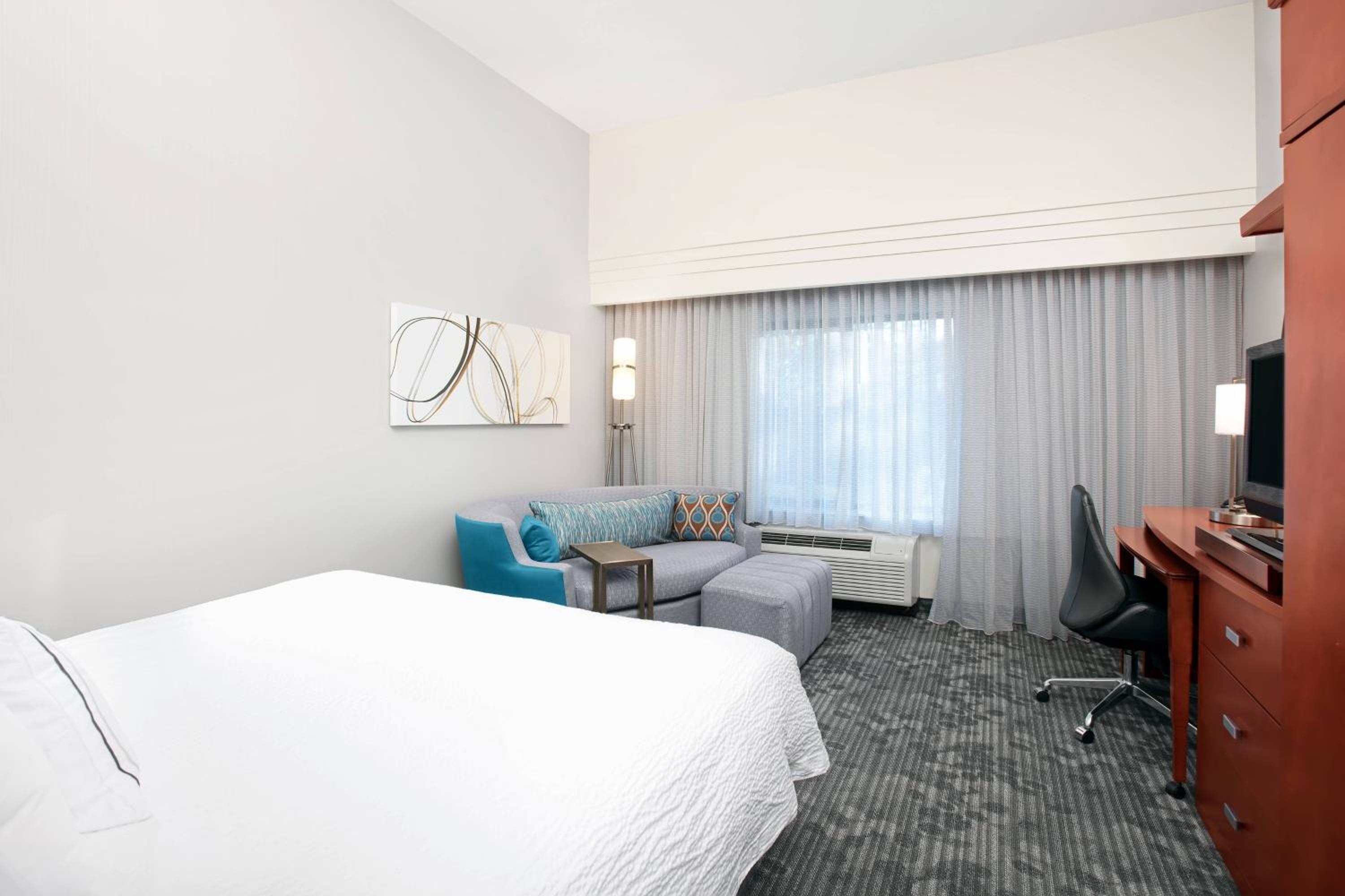King Room with Sofa Bed - Photo 6