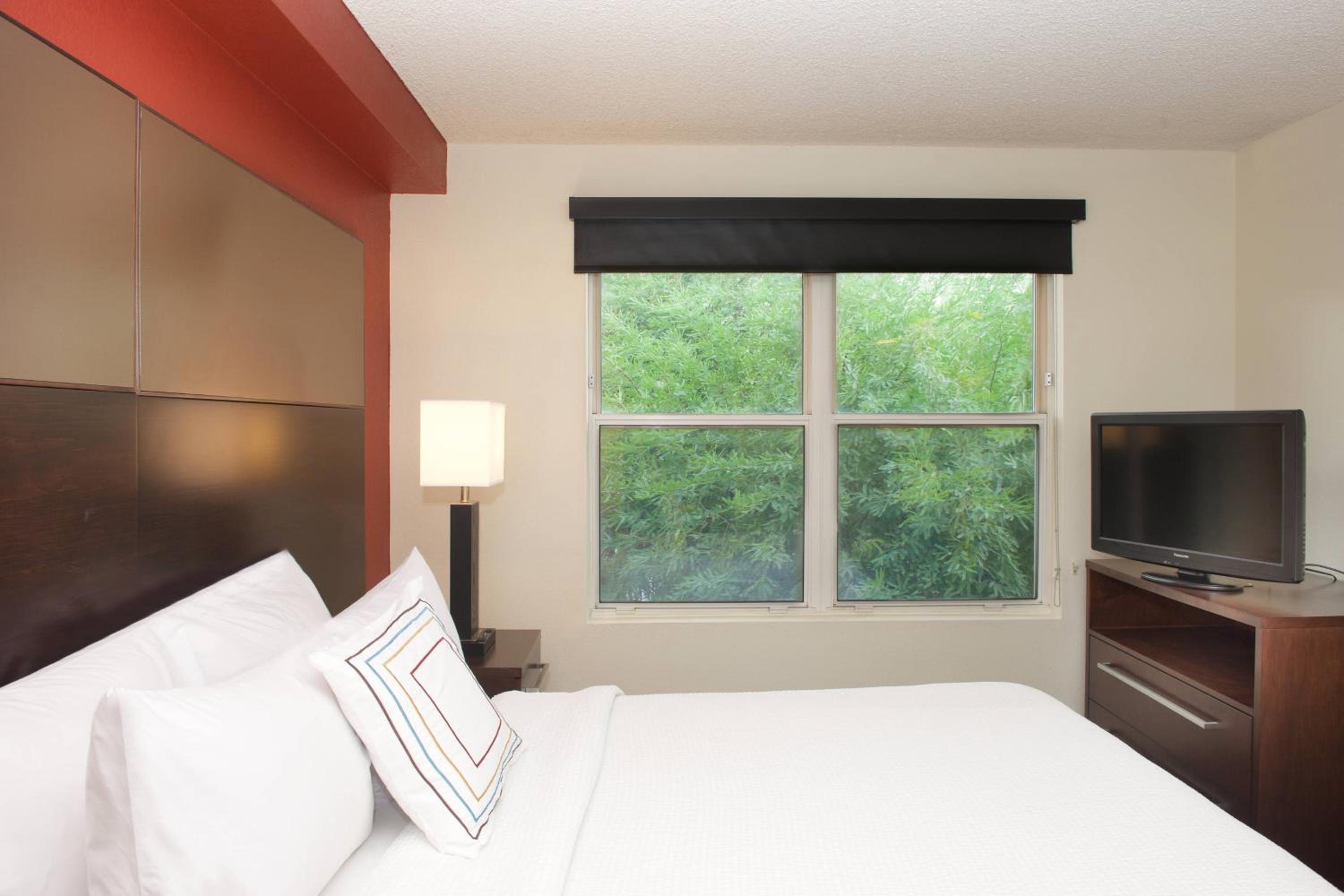One-Bedroom Queen Suite with Sofa Bed - Photo 3