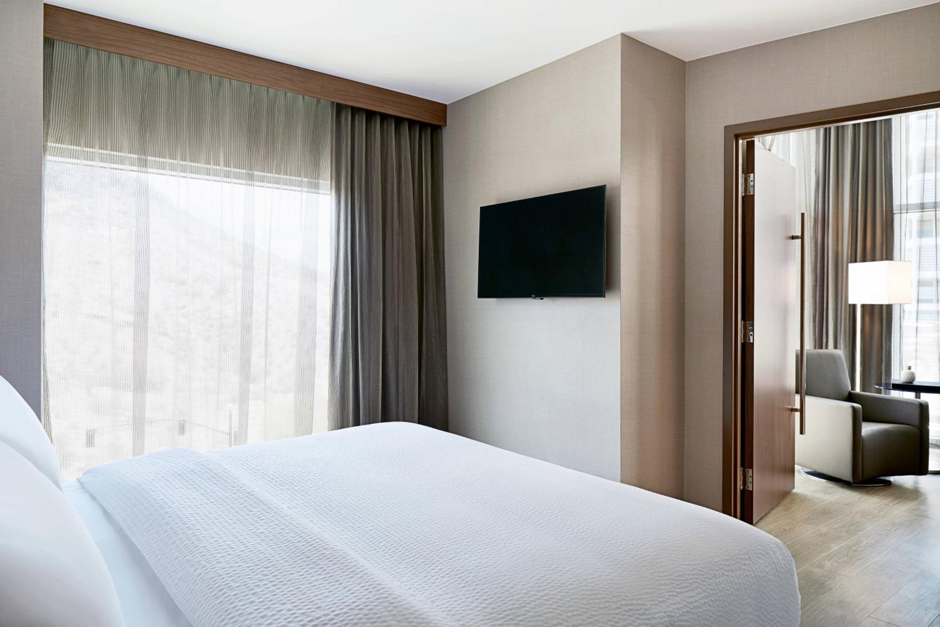 Corner King Suite photo 3