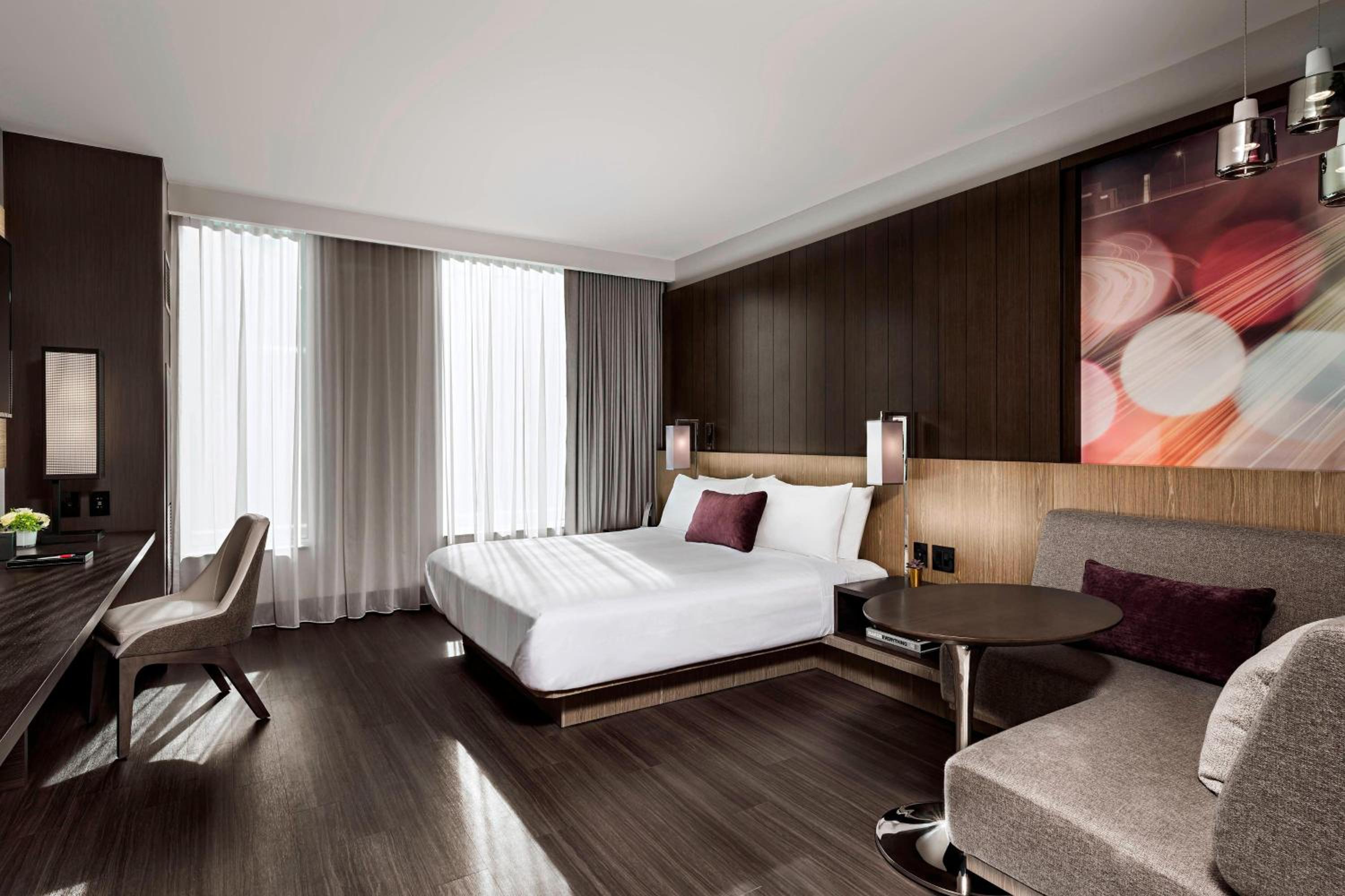 Club King Guest Room with Lounge Access
