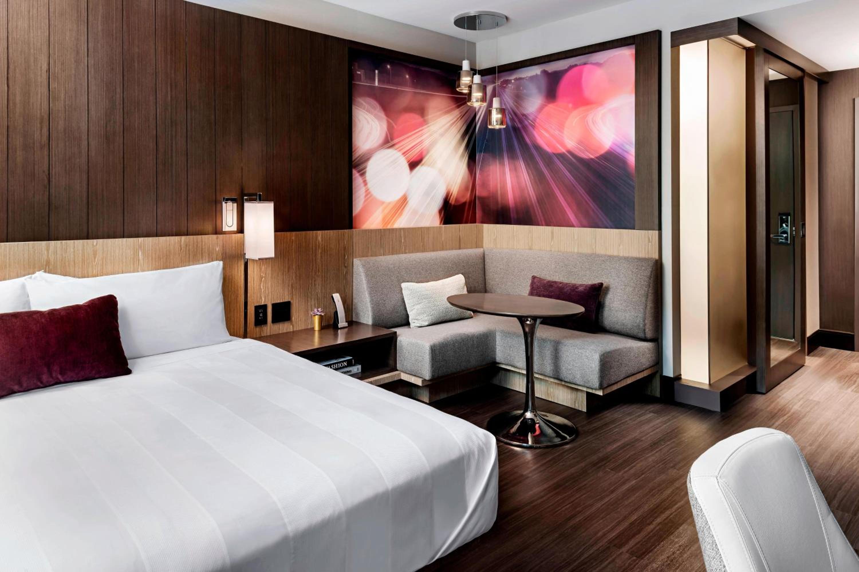 Club King Guest Room with Lounge Access
