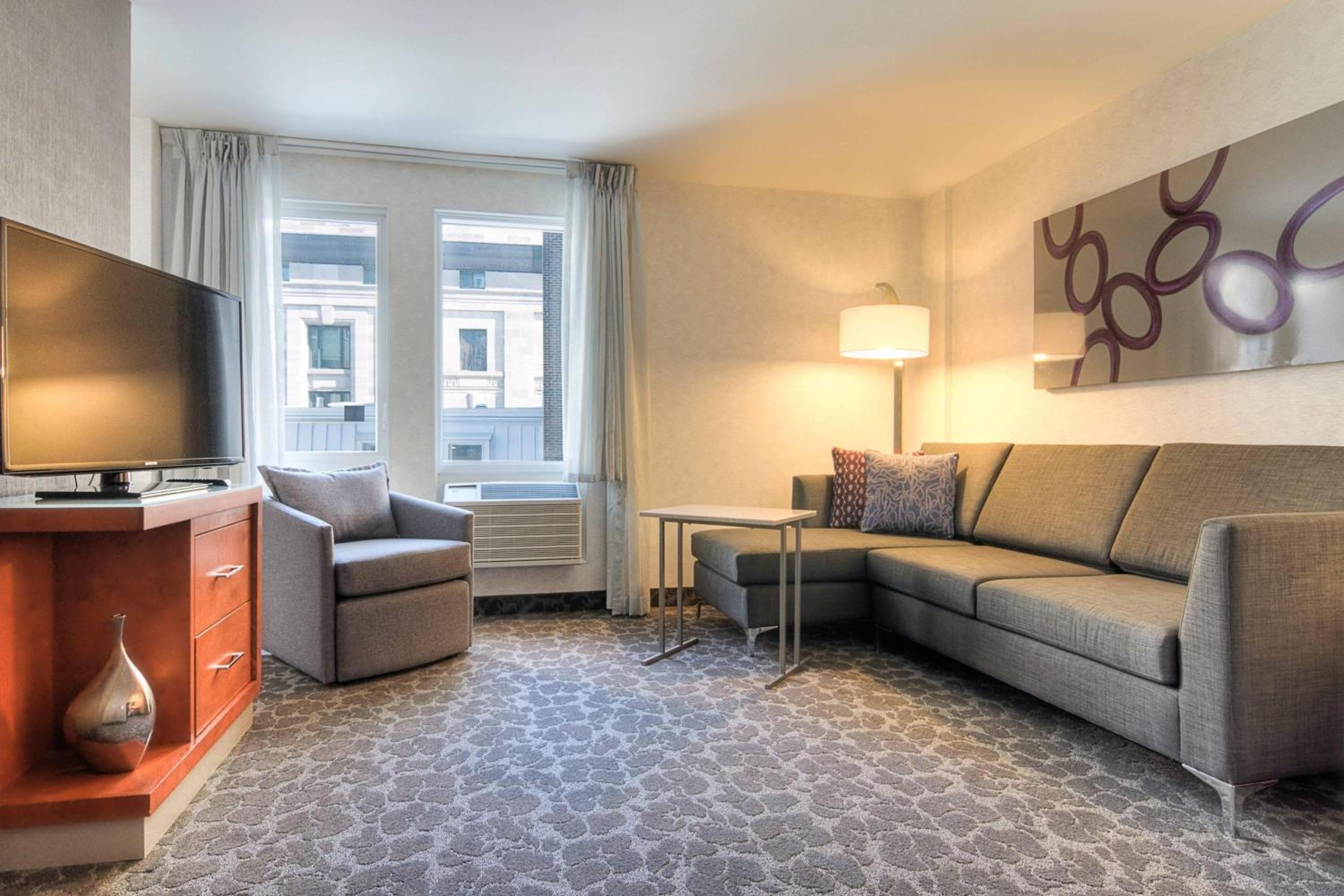 King Suite With Sofa Bed - Balcony - Photo 3