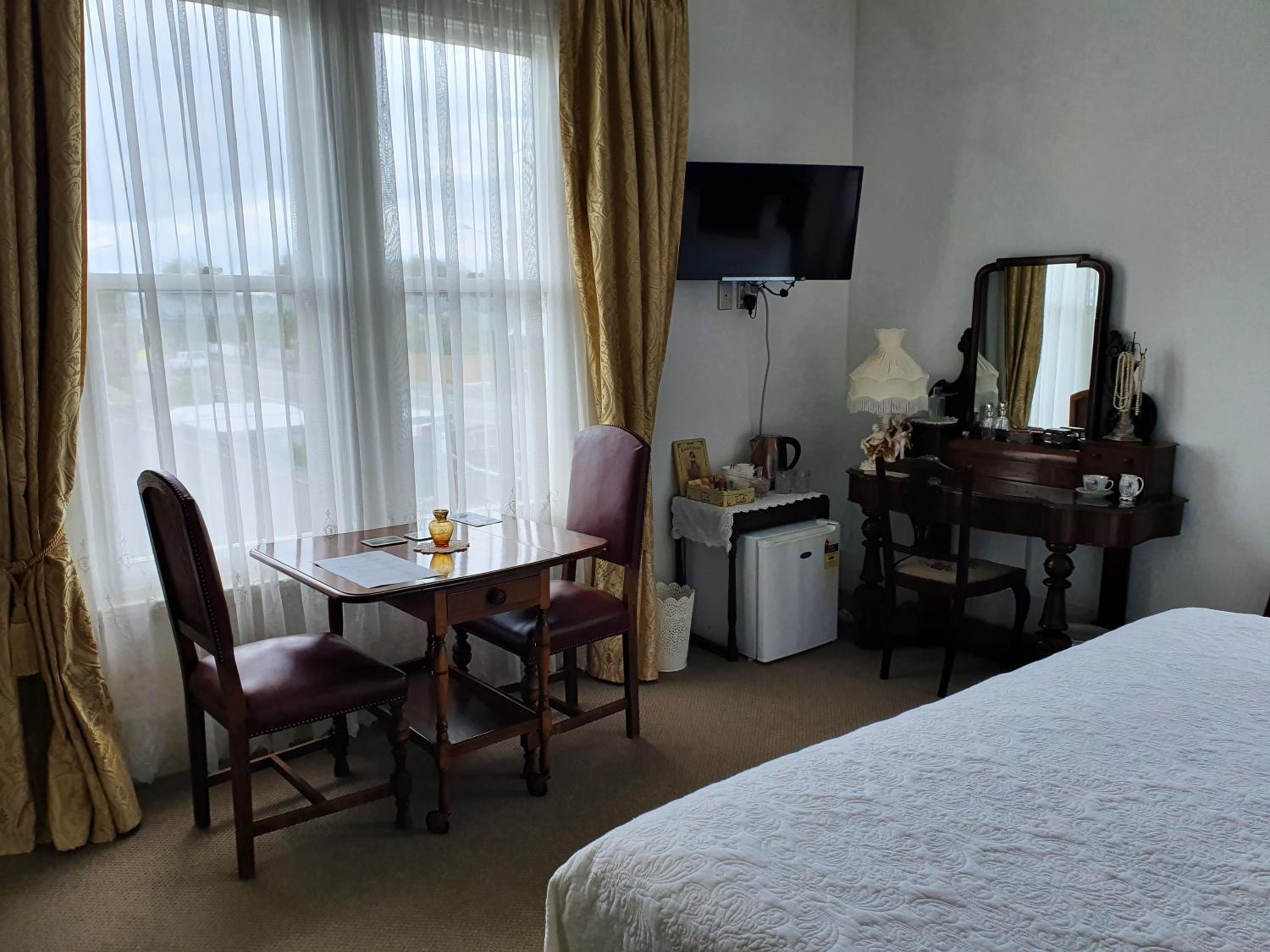 Double or Twin Room with Private Bathroom - Photo 2