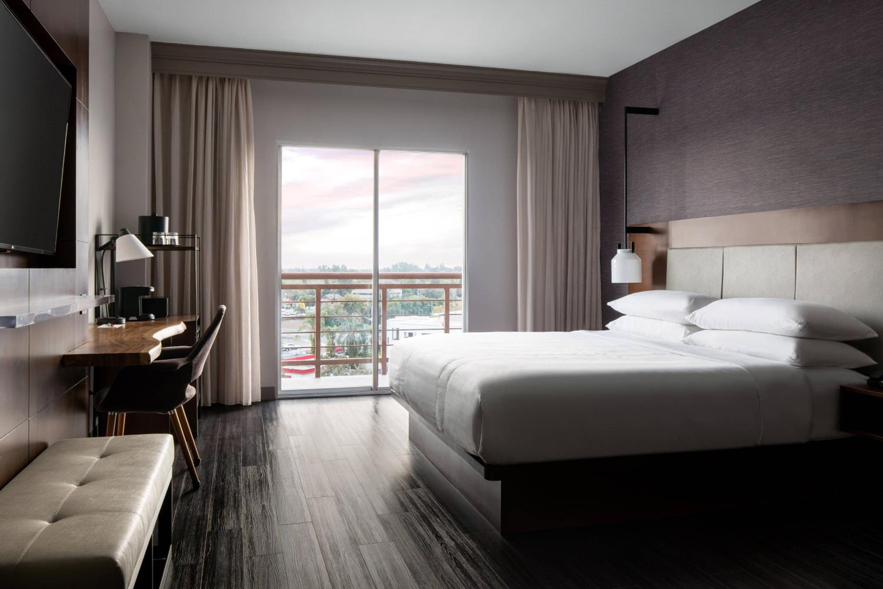 Executive Level King Room, Guest room, 1 King, High floor - Photo 12