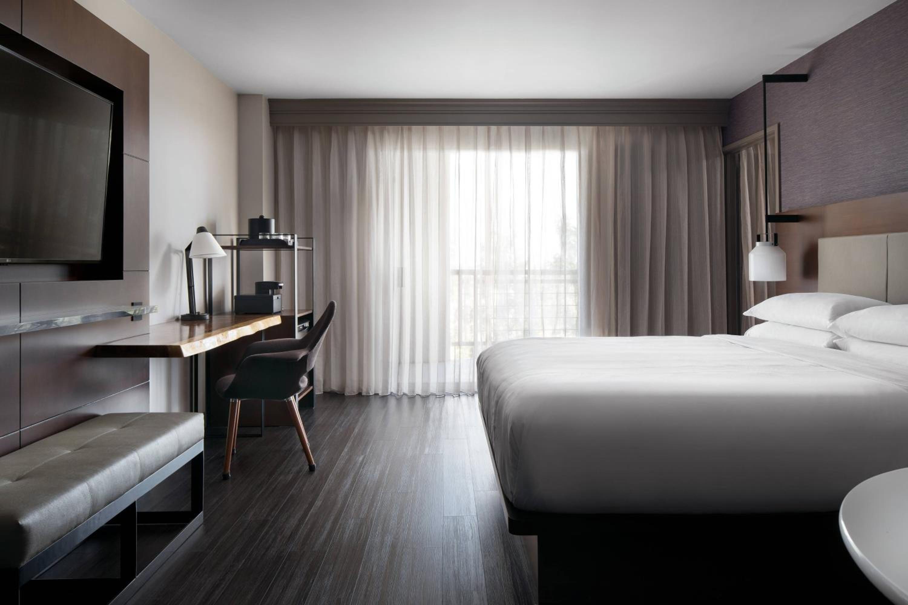 Executive Level King Room, Guest room, 1 King, High floor - Photo 11