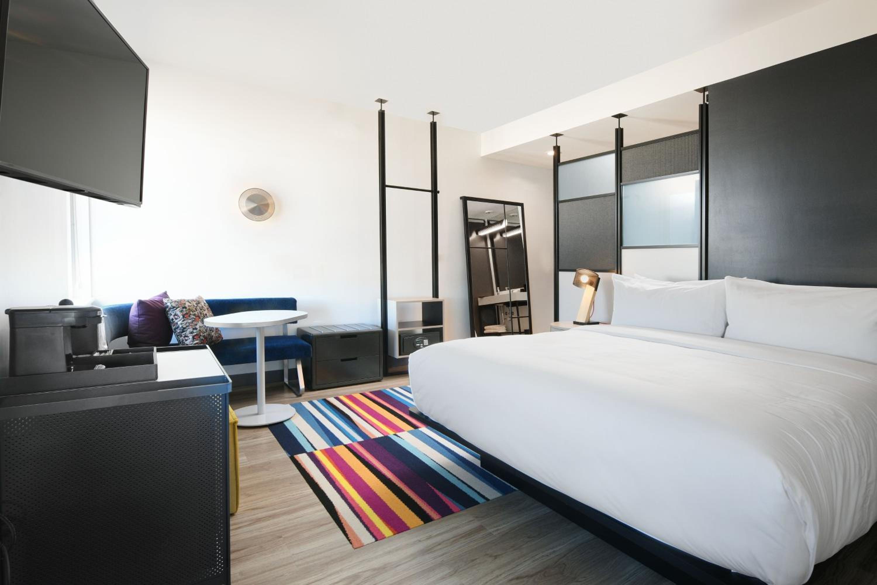 Guest Room, 1 King - Photo 1