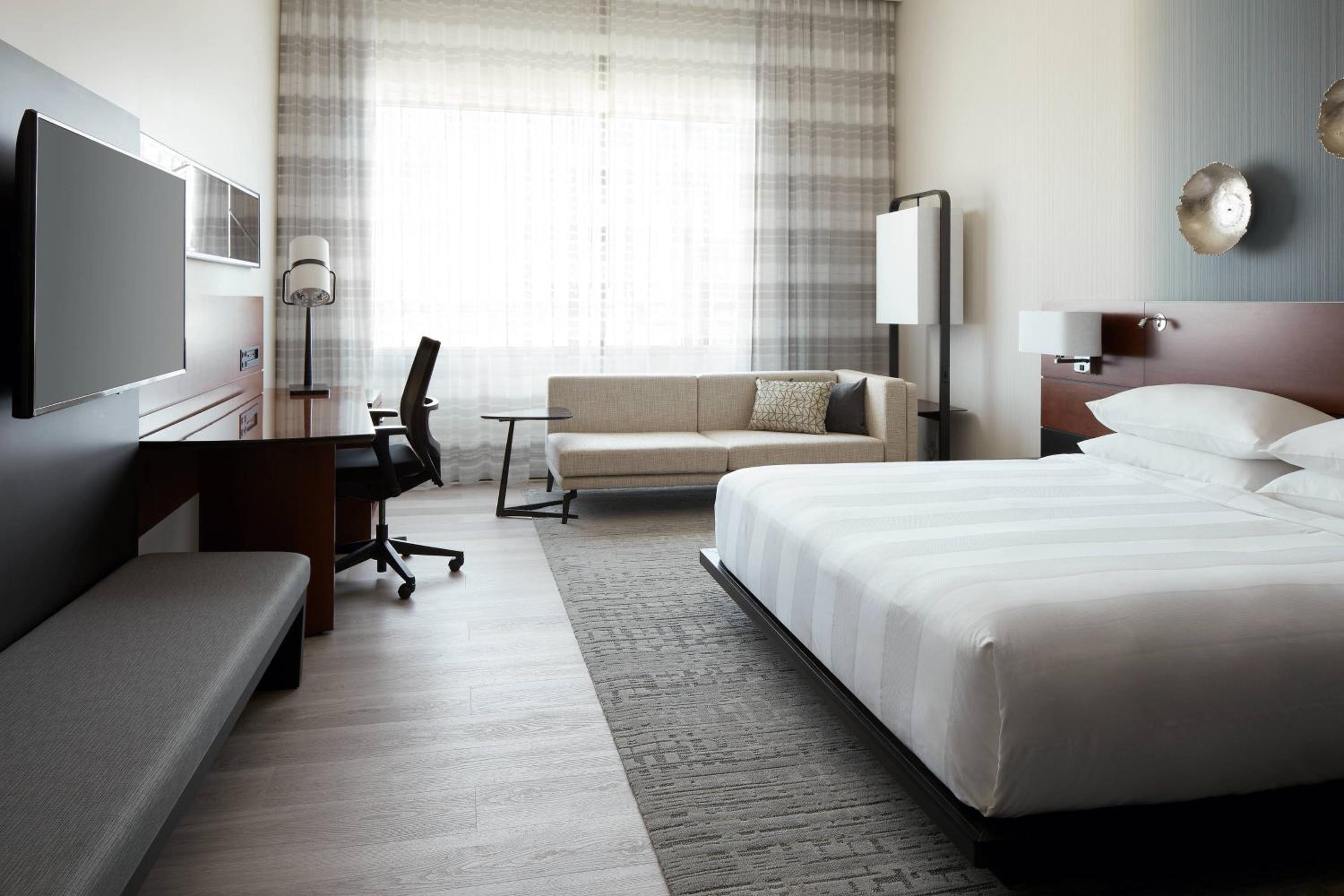 Concierge level, Guest room, 1 King - Photo 1