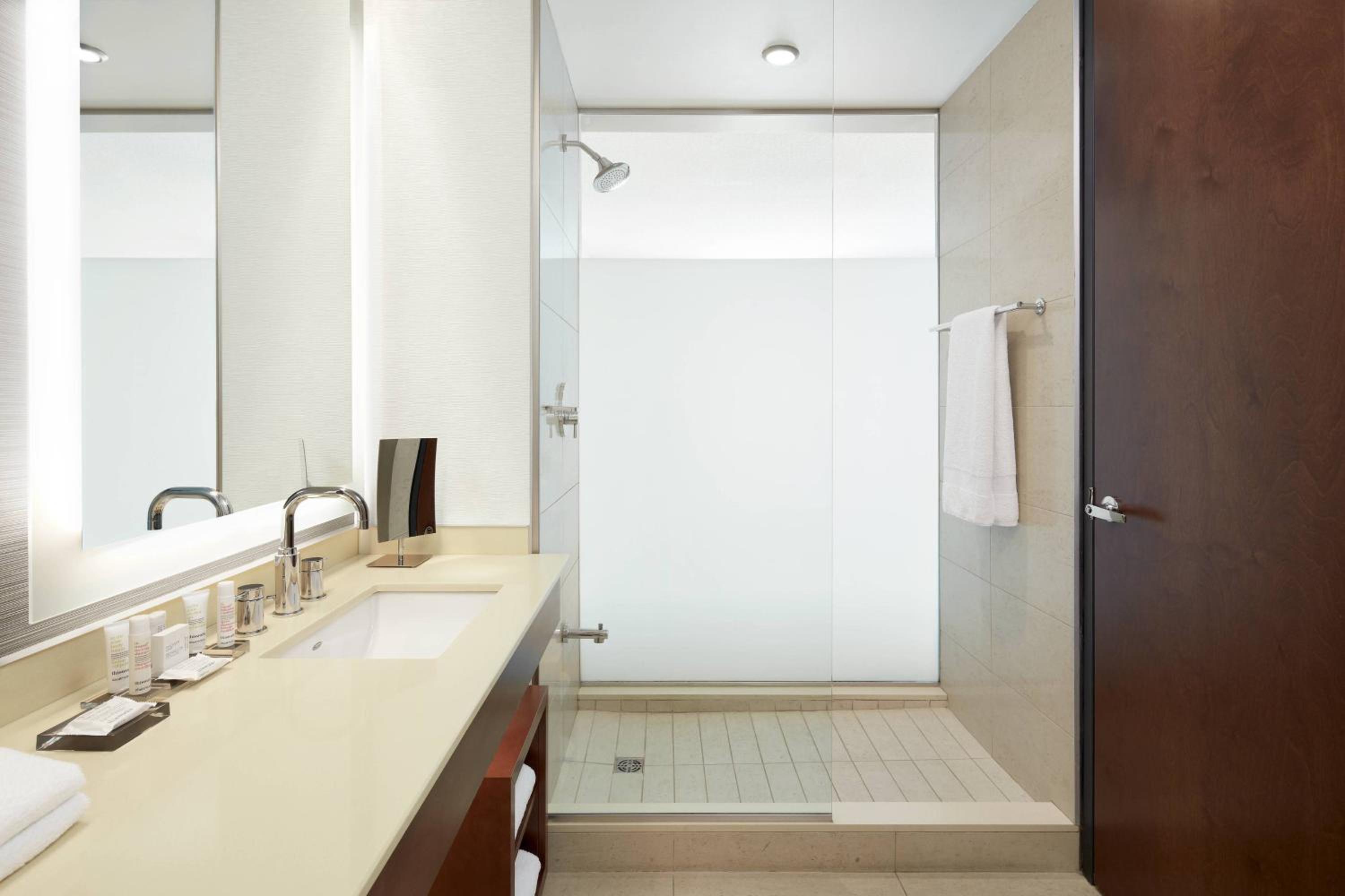Deluxe, Guest room, 2 Queen - Photo 4