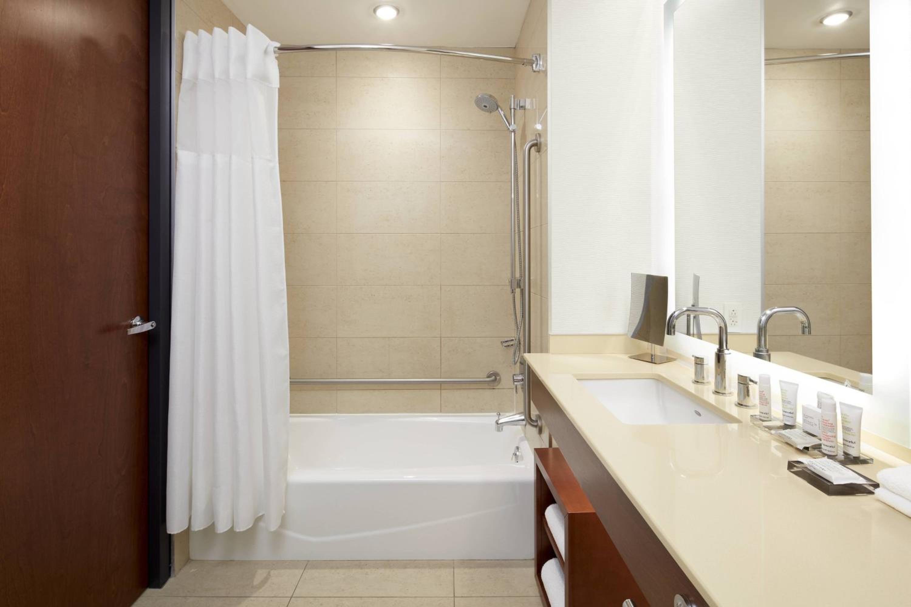 Concierge level, Guest room, 1 King - Photo 7