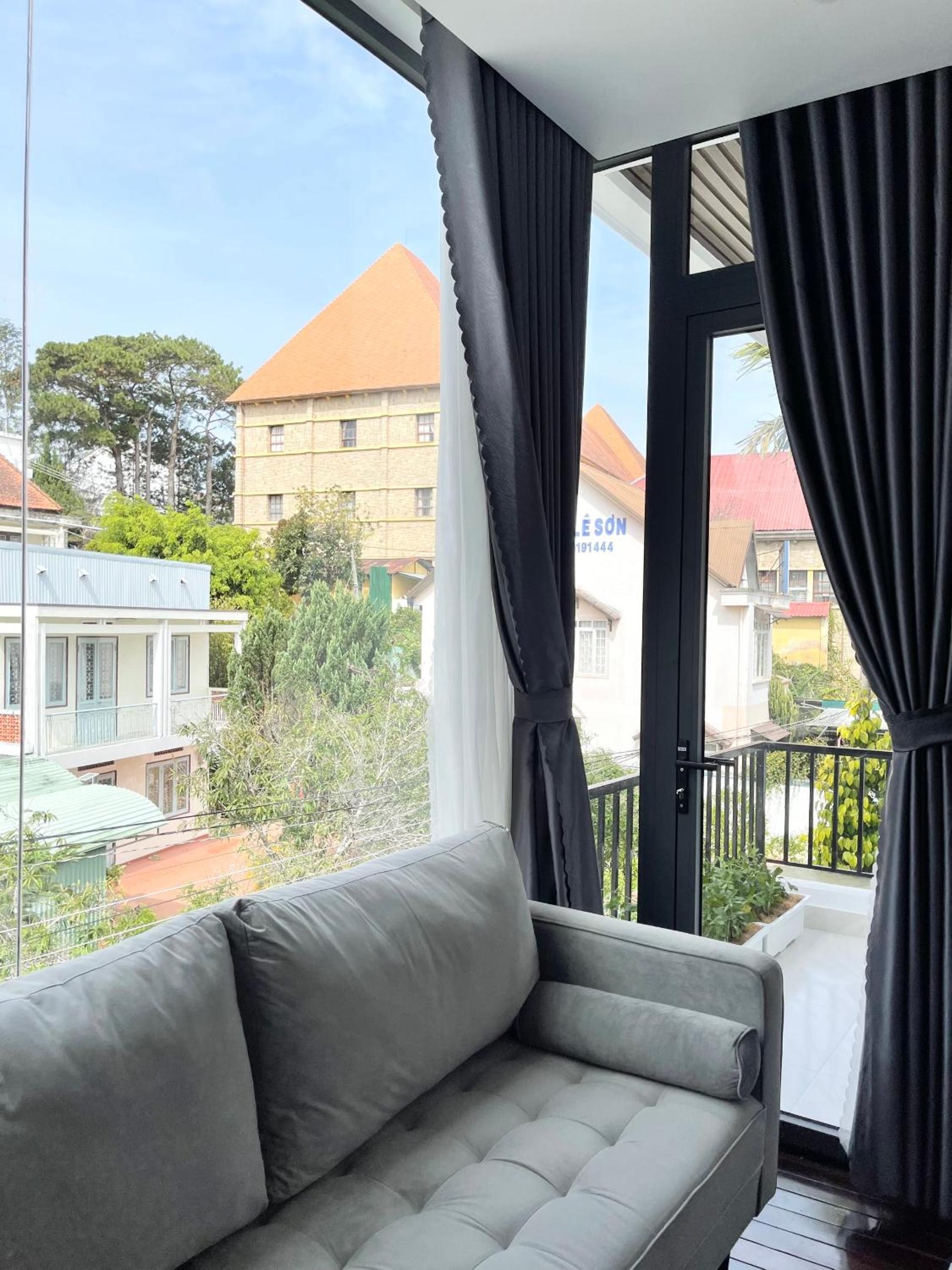 Family Room With Balcony photo 2