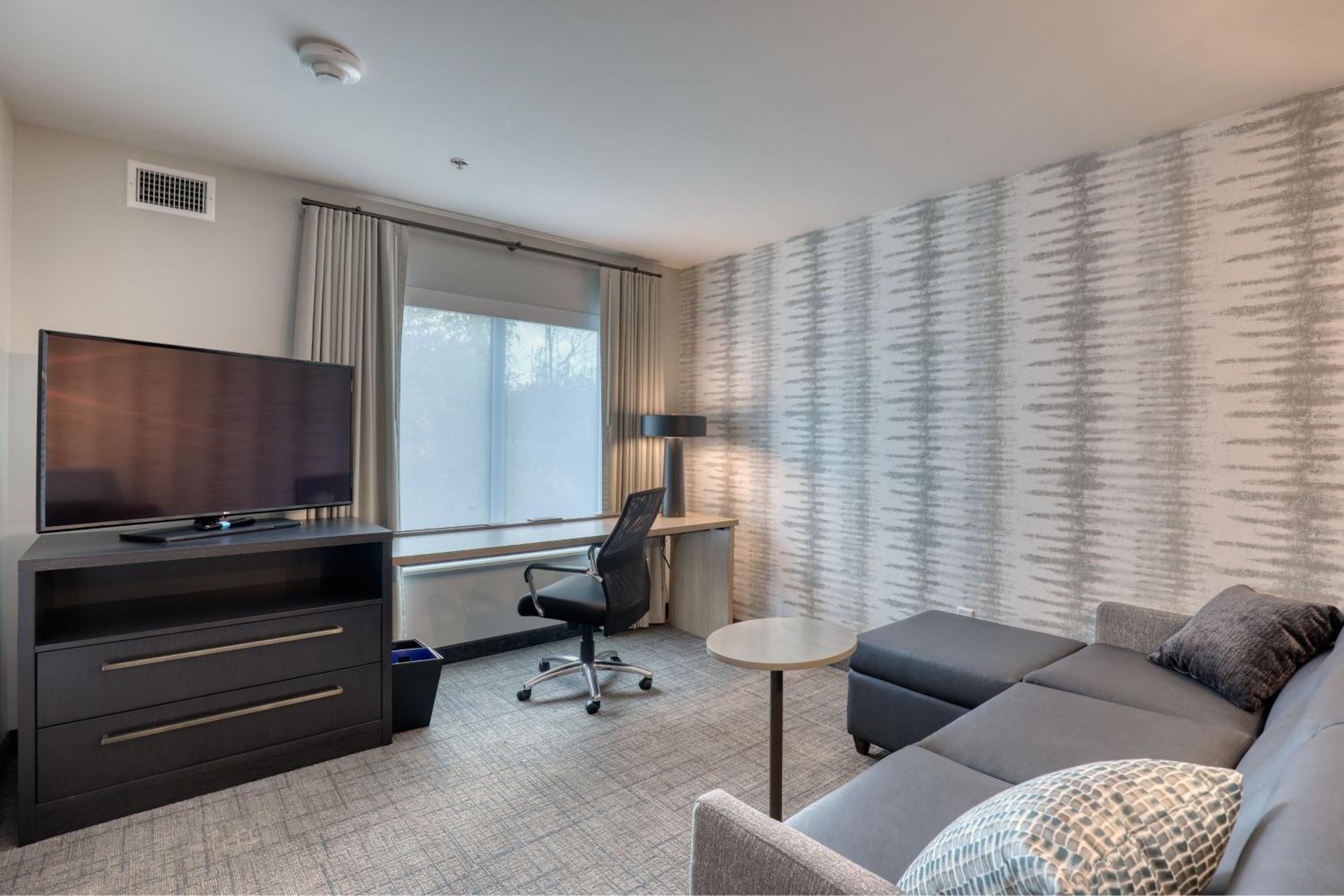 1 Bedroom Suite, 1 King, Sofa bed - Photo 6