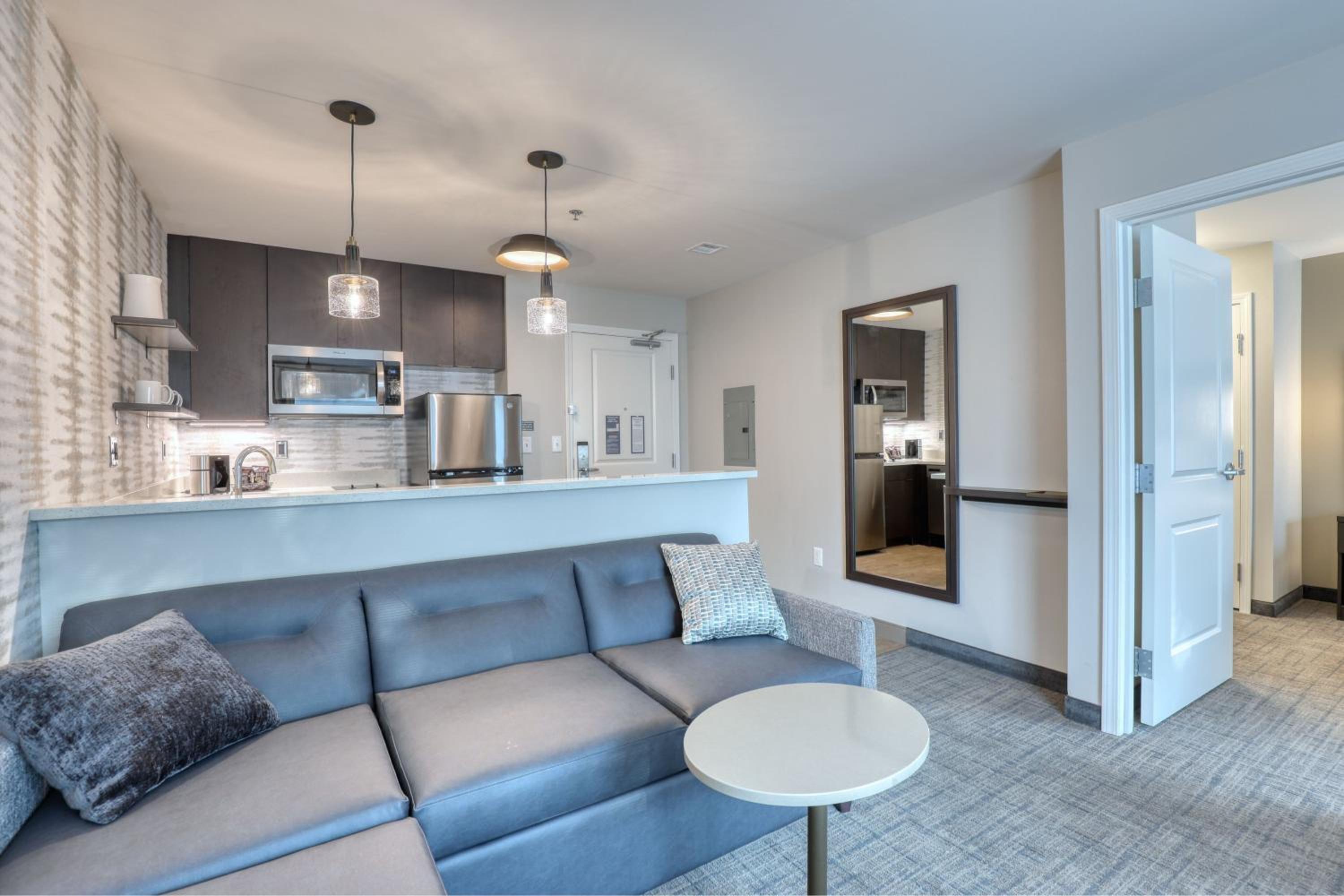 1 Bedroom Suite, 1 King, Sofa bed - Photo 4