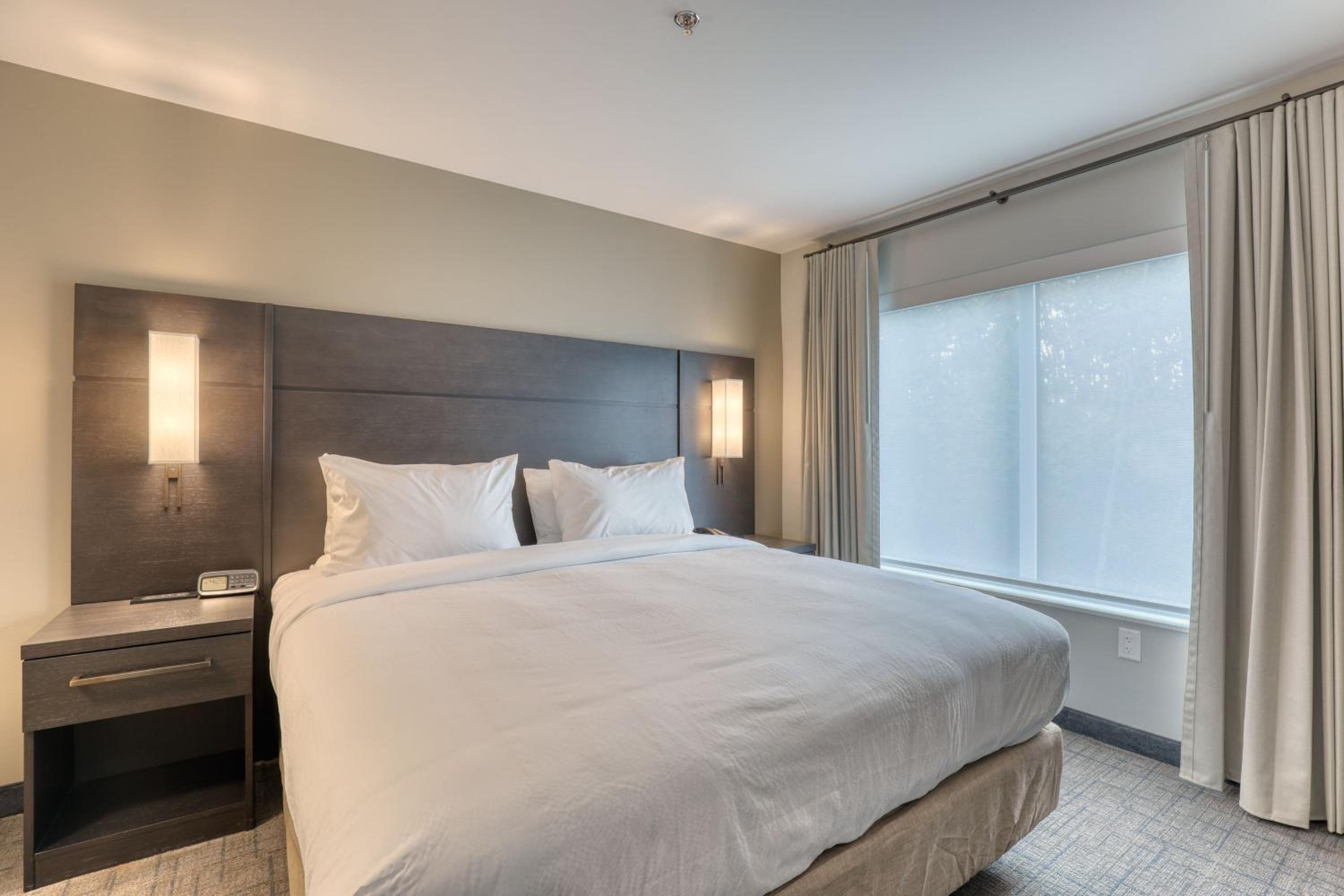 1 Bedroom Suite, 1 King, Sofa bed - Photo 8