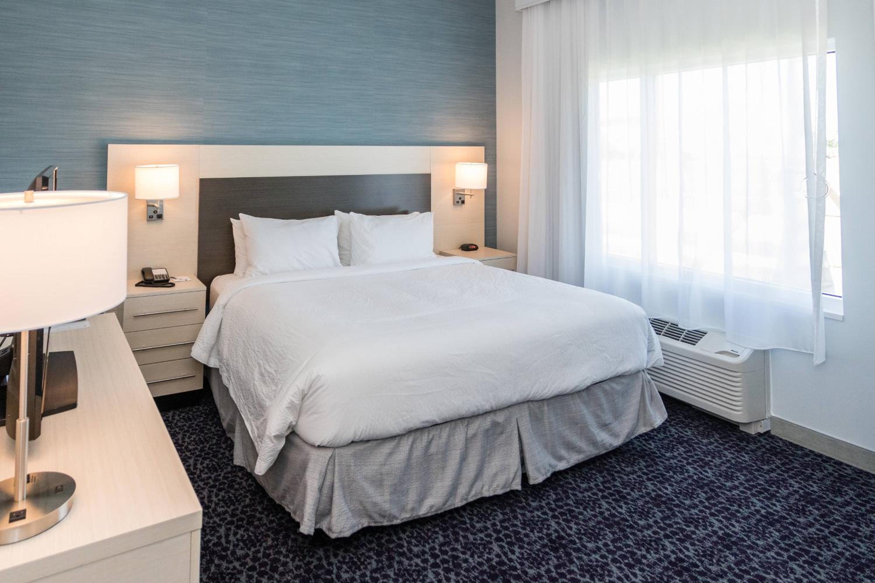 1 Bedroom Suite, 1 King, Sofa bed - Photo 7