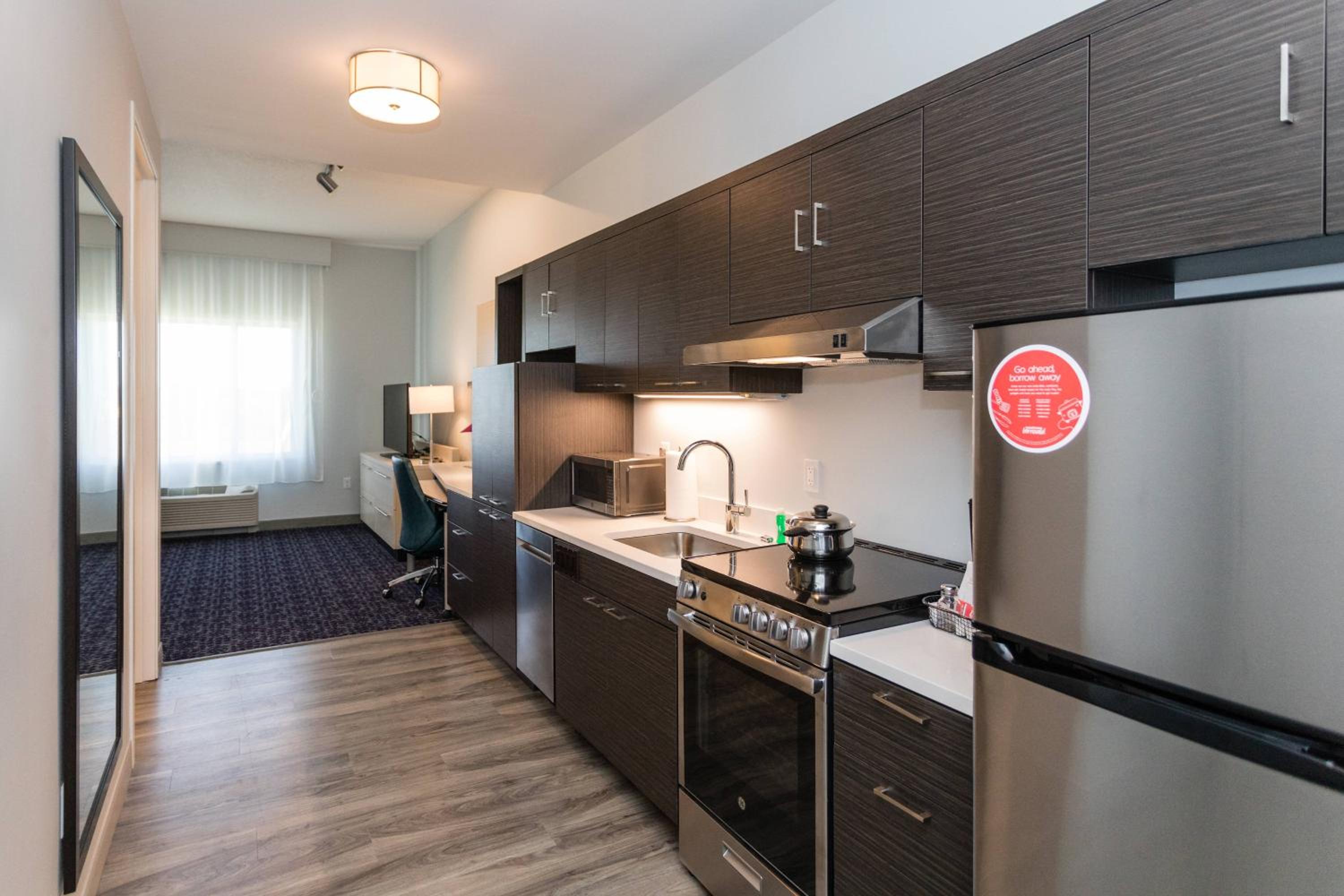 1 Bedroom Suite, 1 King, Sofa bed - Photo 2