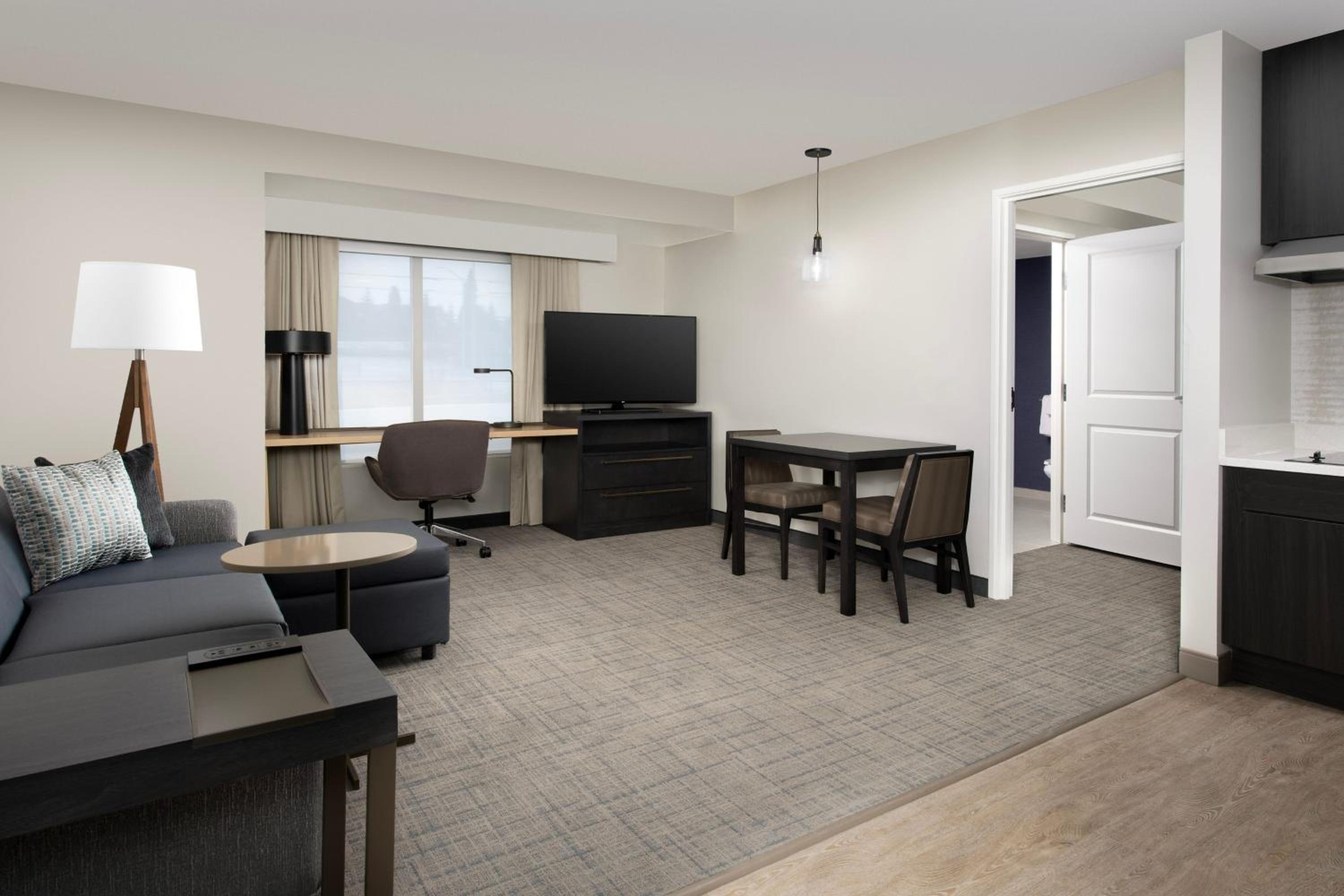 1 Bedroom Suite, 1 King, Sofa bed - Photo 1