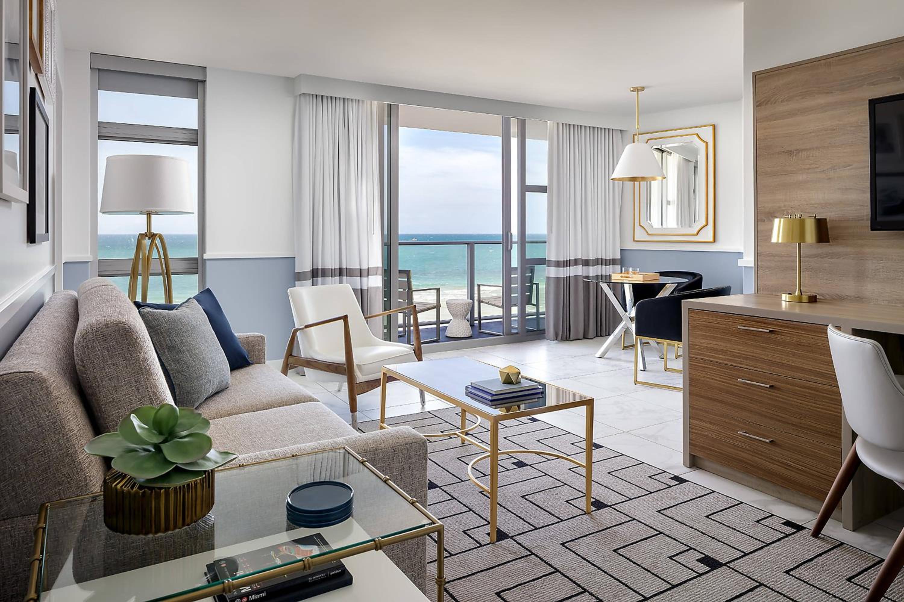 One-Bedroom King Suite - Oceanfront - Photo 5