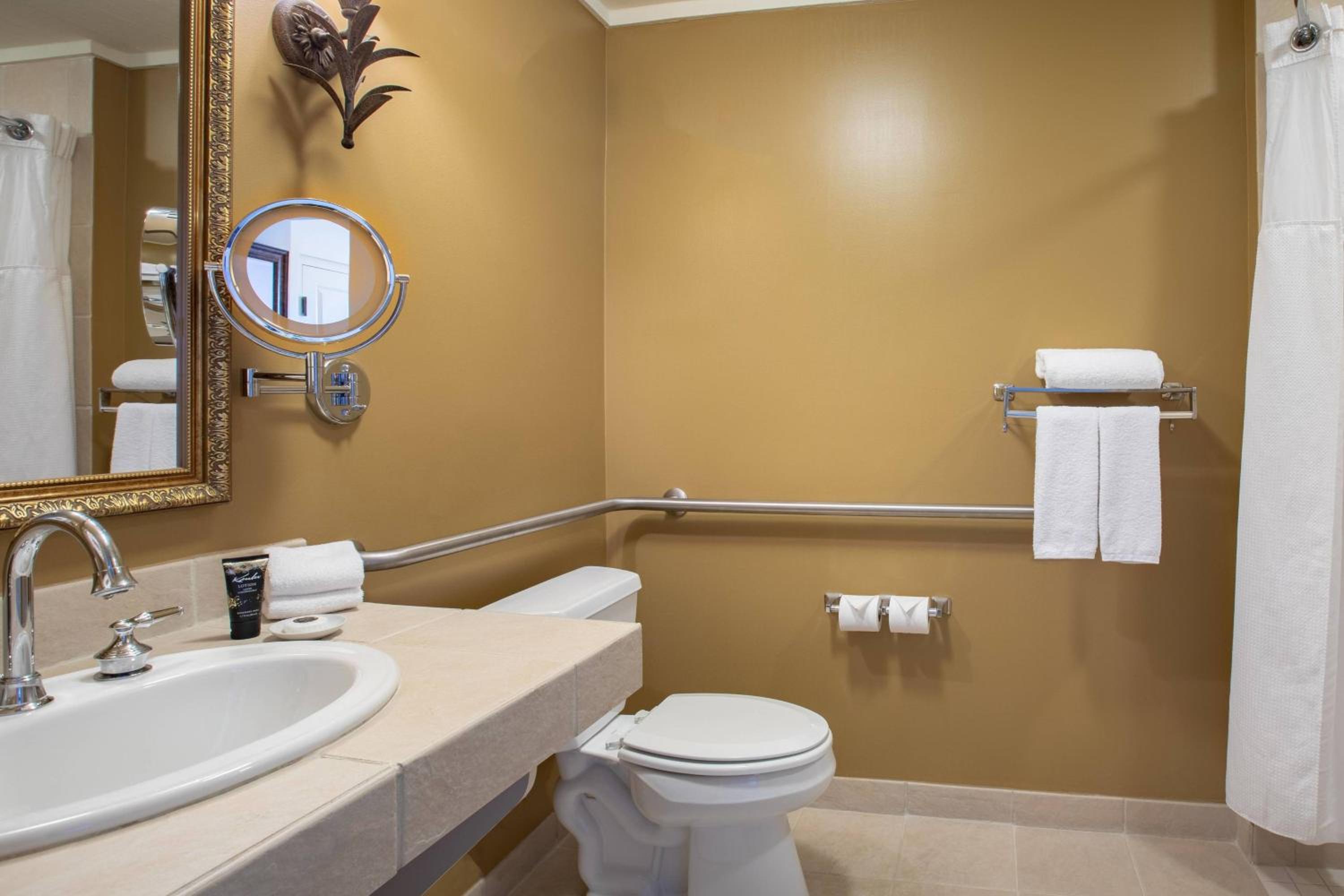 Guest Room, 1 King thumbnail 6