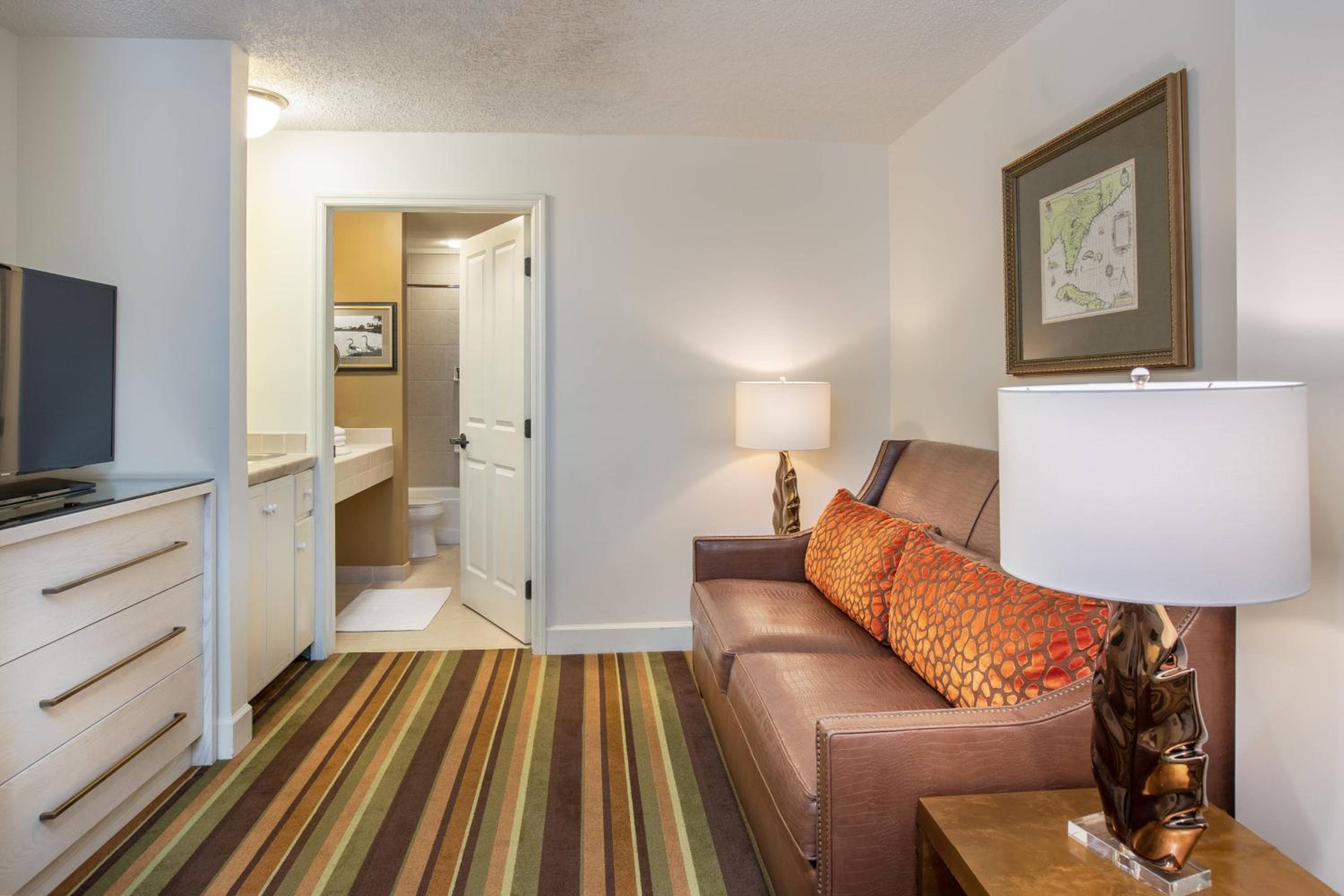 1 Bedroom Suite, 1 King, Sofa bed thumbnail 5