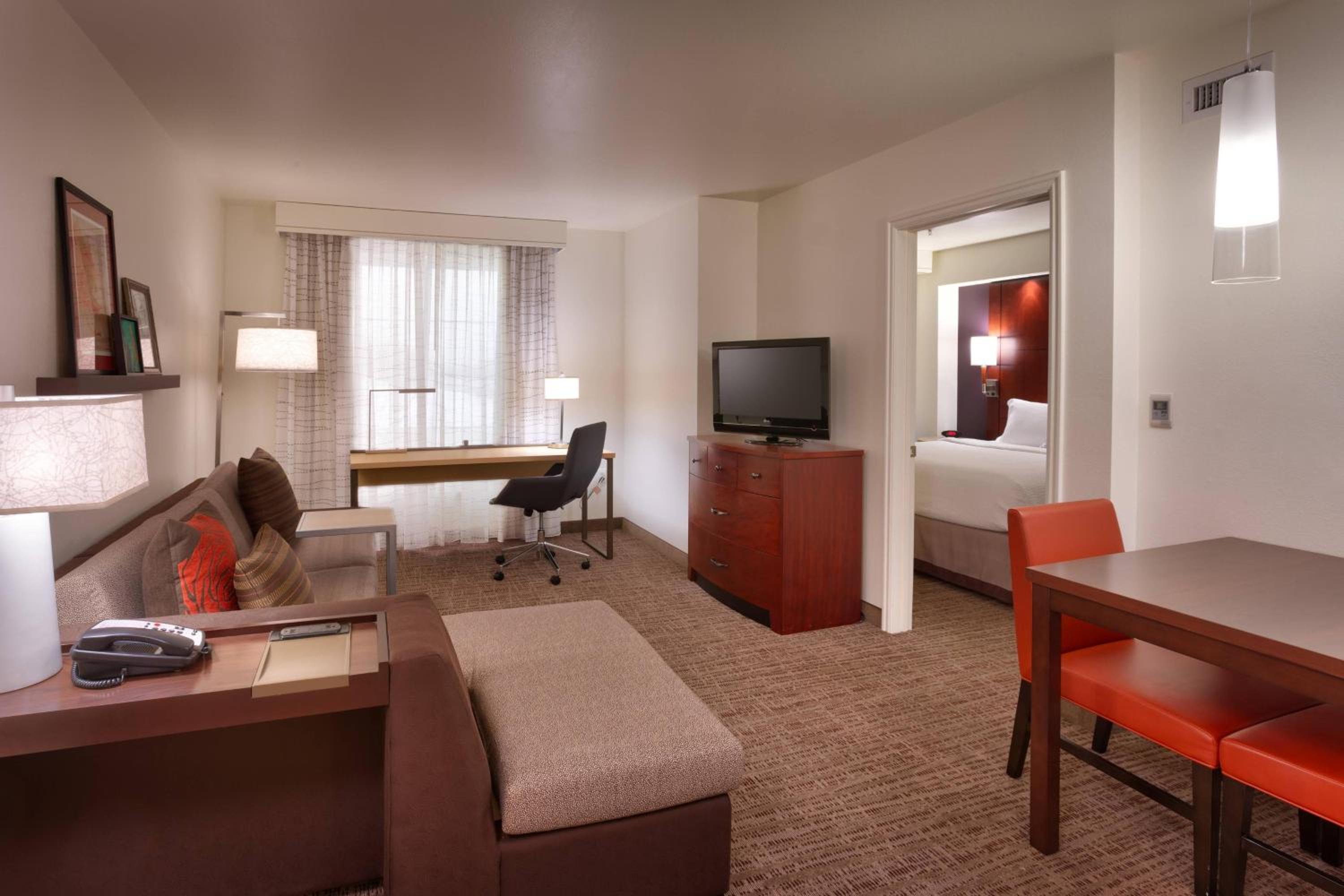 One-Bedroom Suite - Photo 8