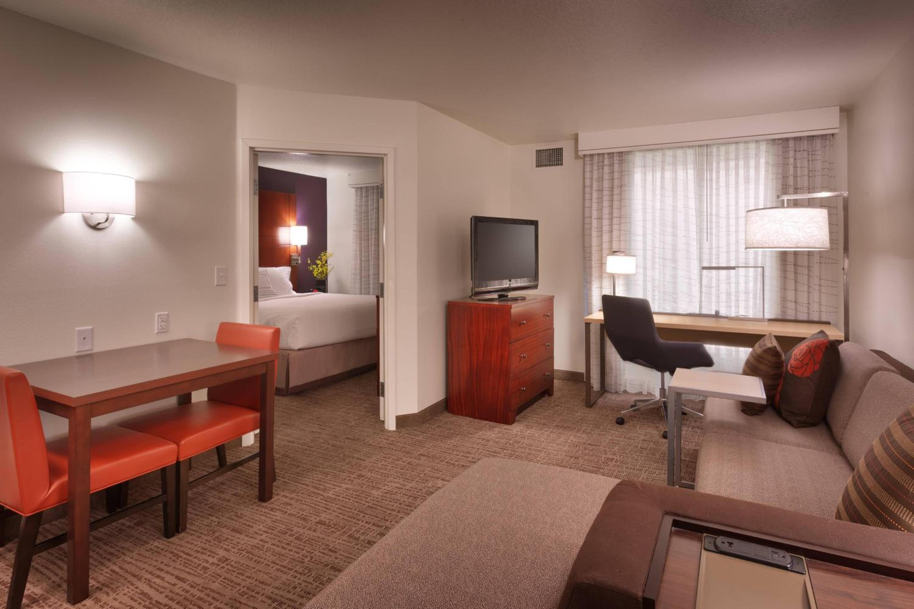 One-Bedroom Suite - Photo 7