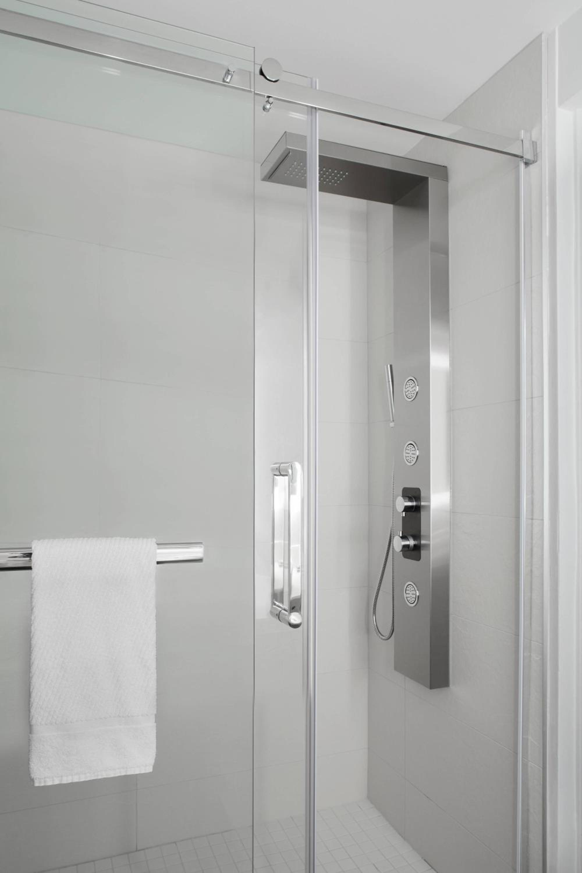 Deluxe King Room - Photo 10