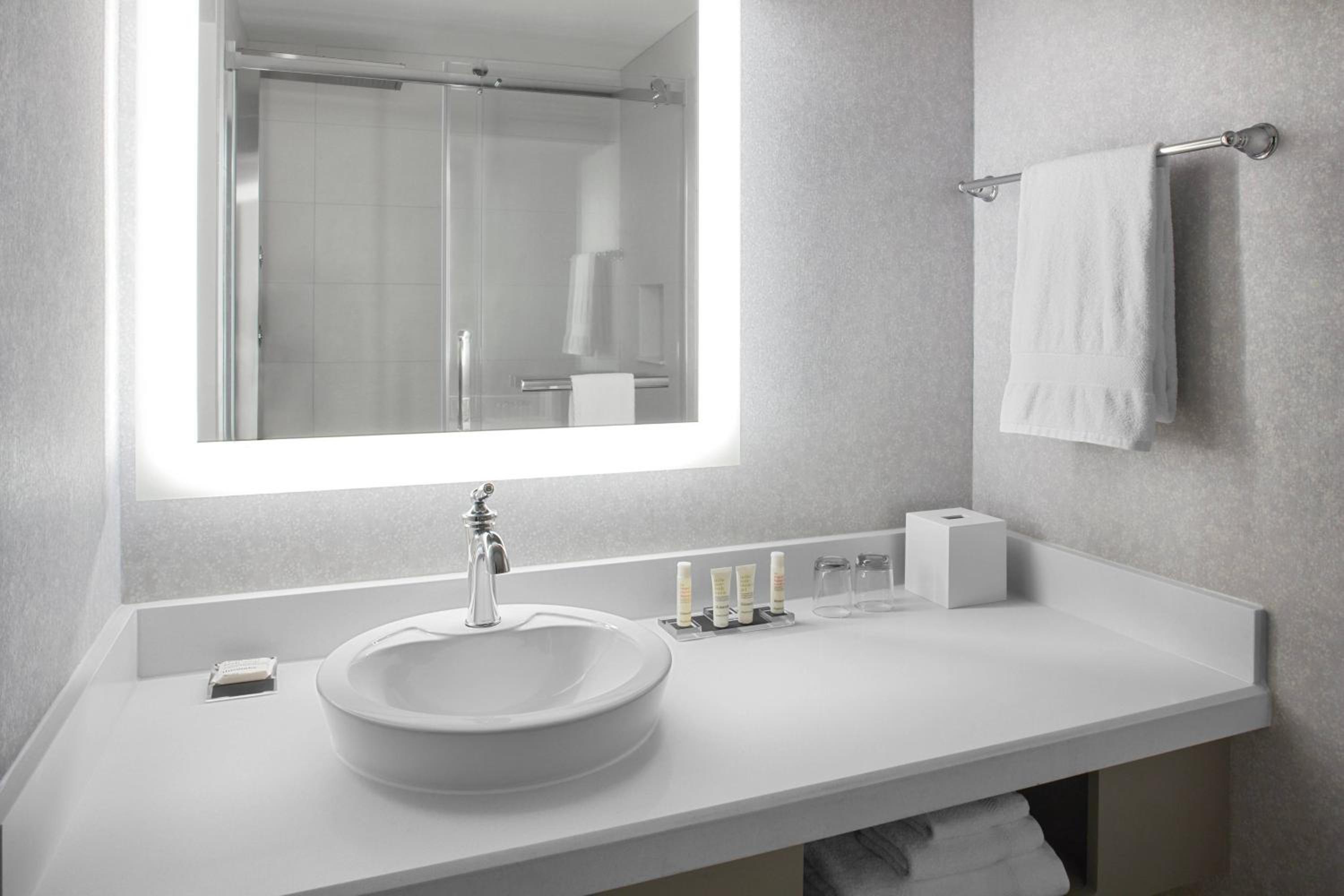 Deluxe King Room - Photo 11