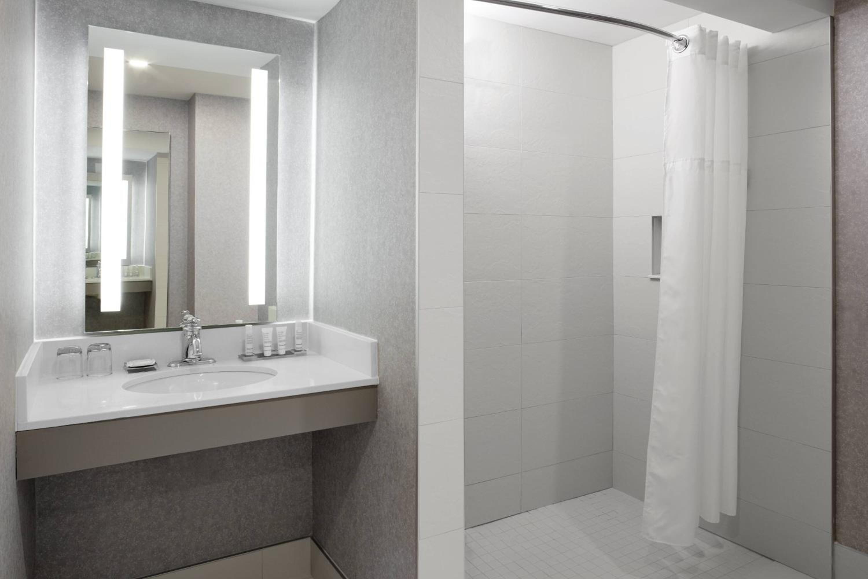 Deluxe King Room - Photo 12