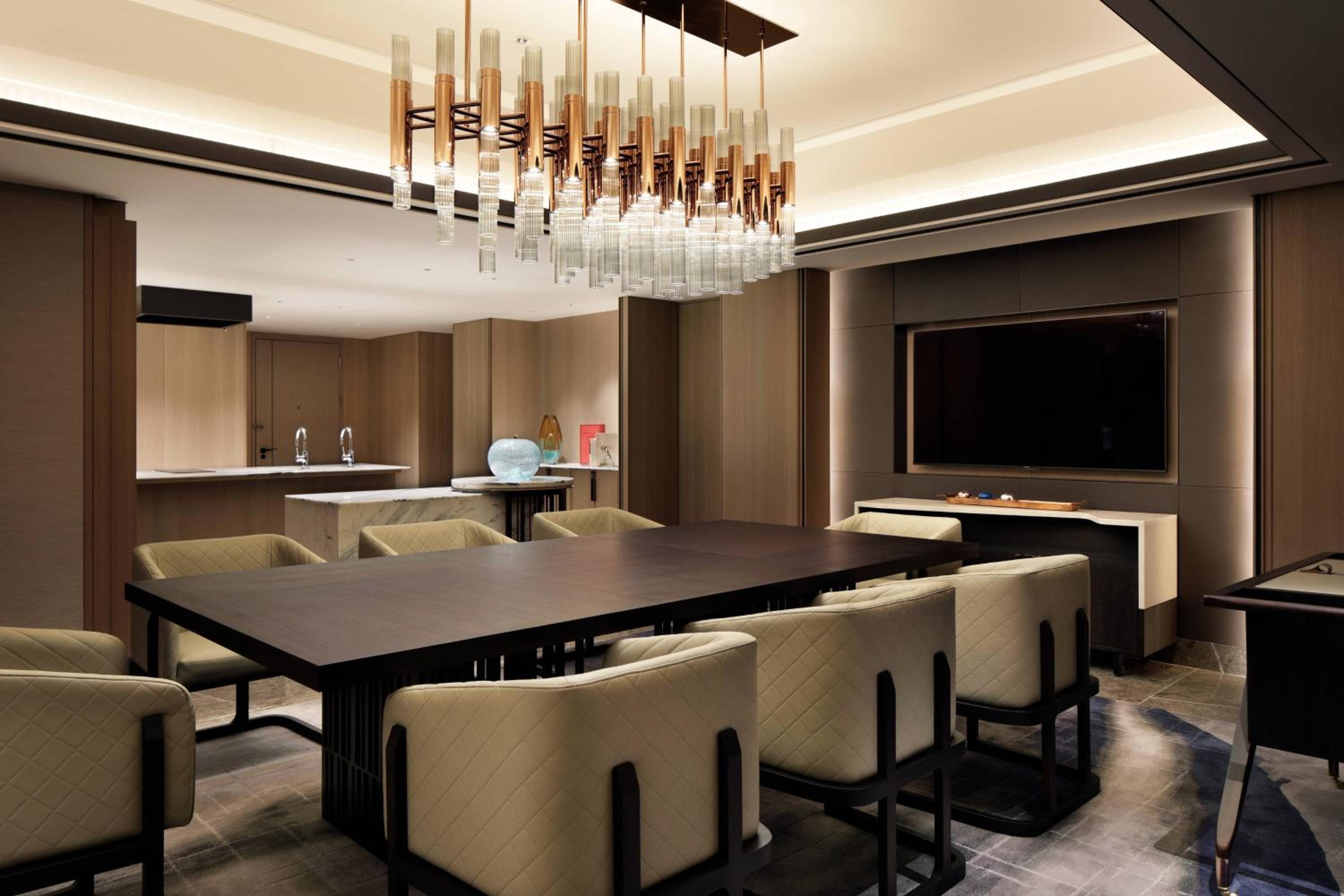 Chapter 4 Suite Luxe, Club Level, Suite, 1 King, Garden View photo 2