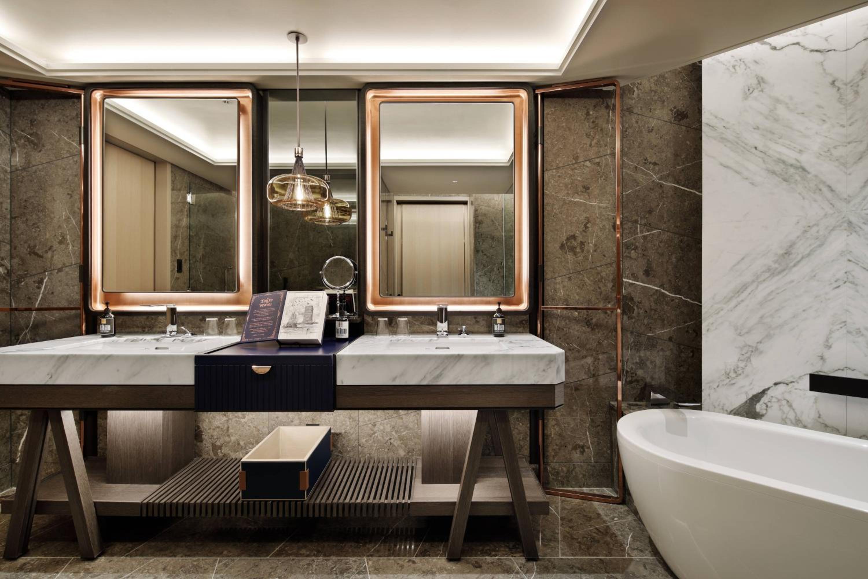 Chapter 4 Suite Luxe, Club Level, Suite, 1 King, Garden View Chapter 4 Suite Luxe, Club Level, Suite, 1 King, Garden View