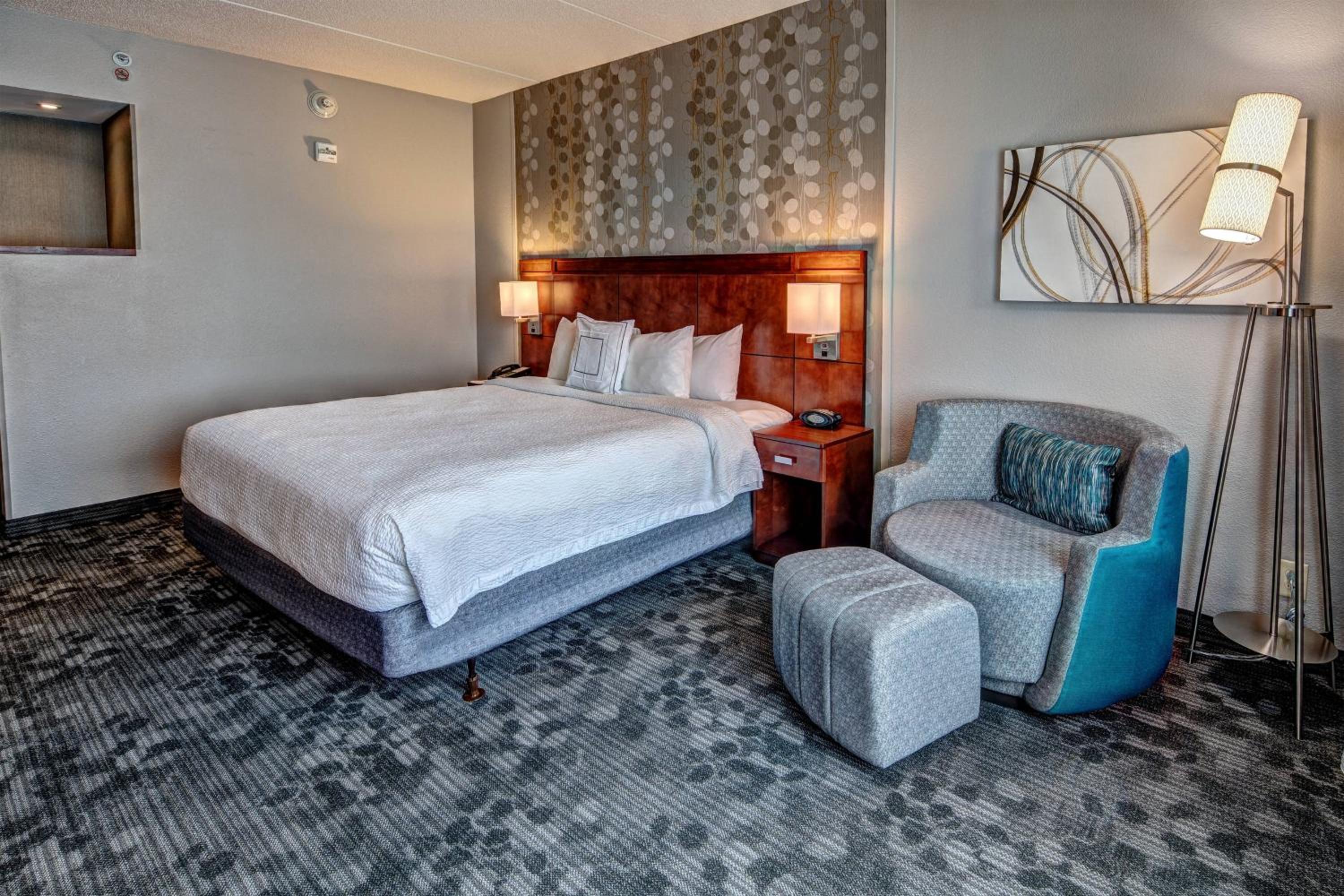 King Room with Sofa Bed - Photo 4