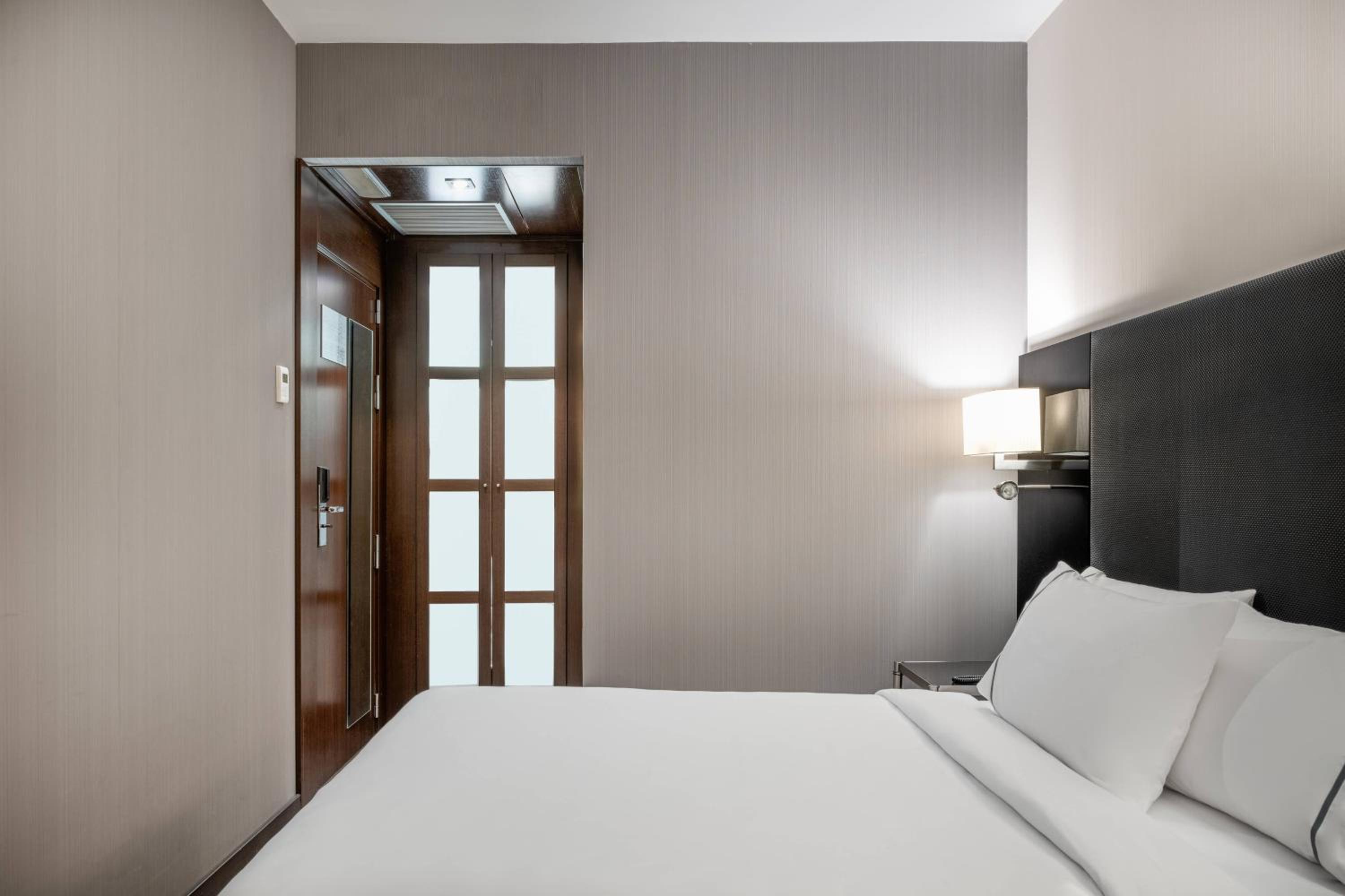 Interior Queen Room