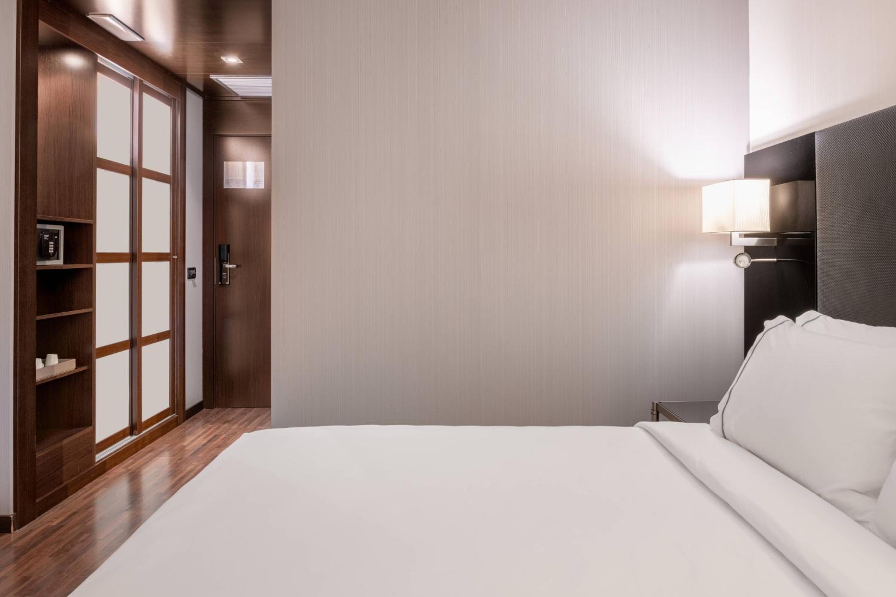 Standard Room King, Guest room, 1 King - Photo 8
