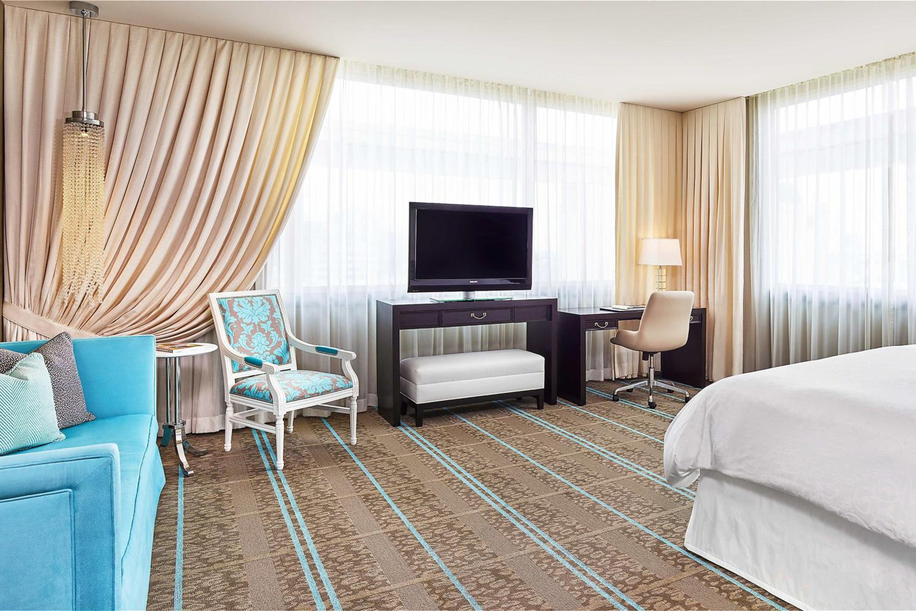 Deluxe King Room with Adapted Tub - Mobility and Hearing Accessible photo 3