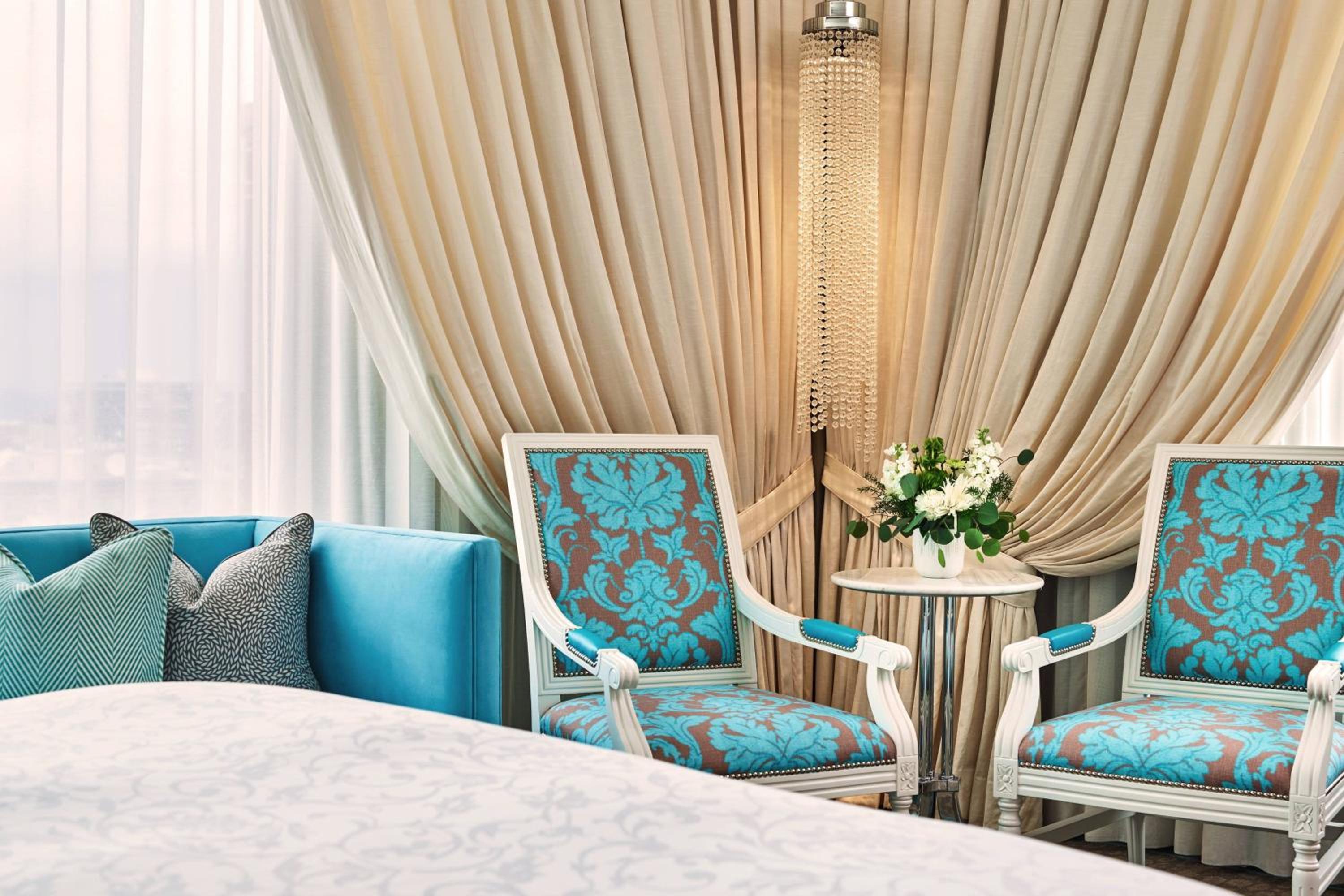 Deluxe Queen Room with Two Queen Beds and Adapted Tub - Mobility and Hearing Accessible photo 2