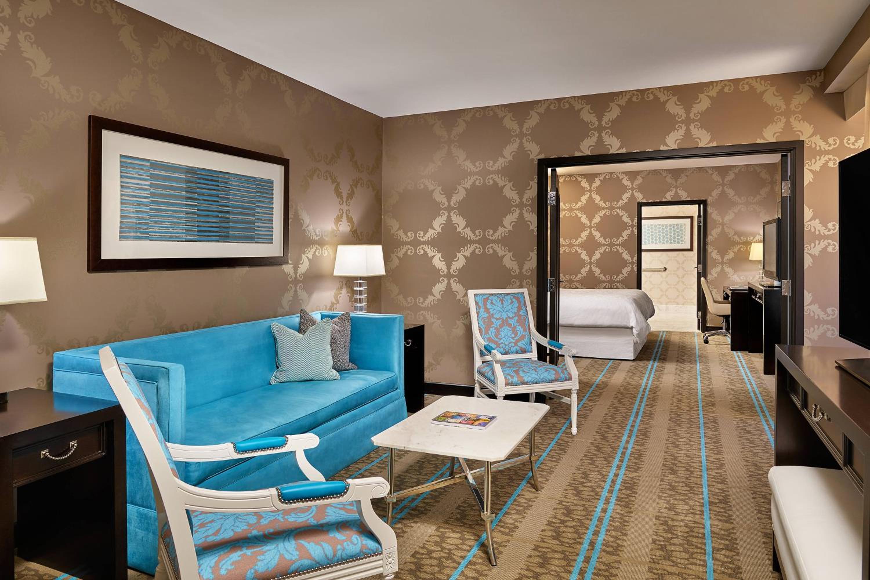 One-Bedroom King Suite with Adapted Tub - Mobility and Hearing Accessible