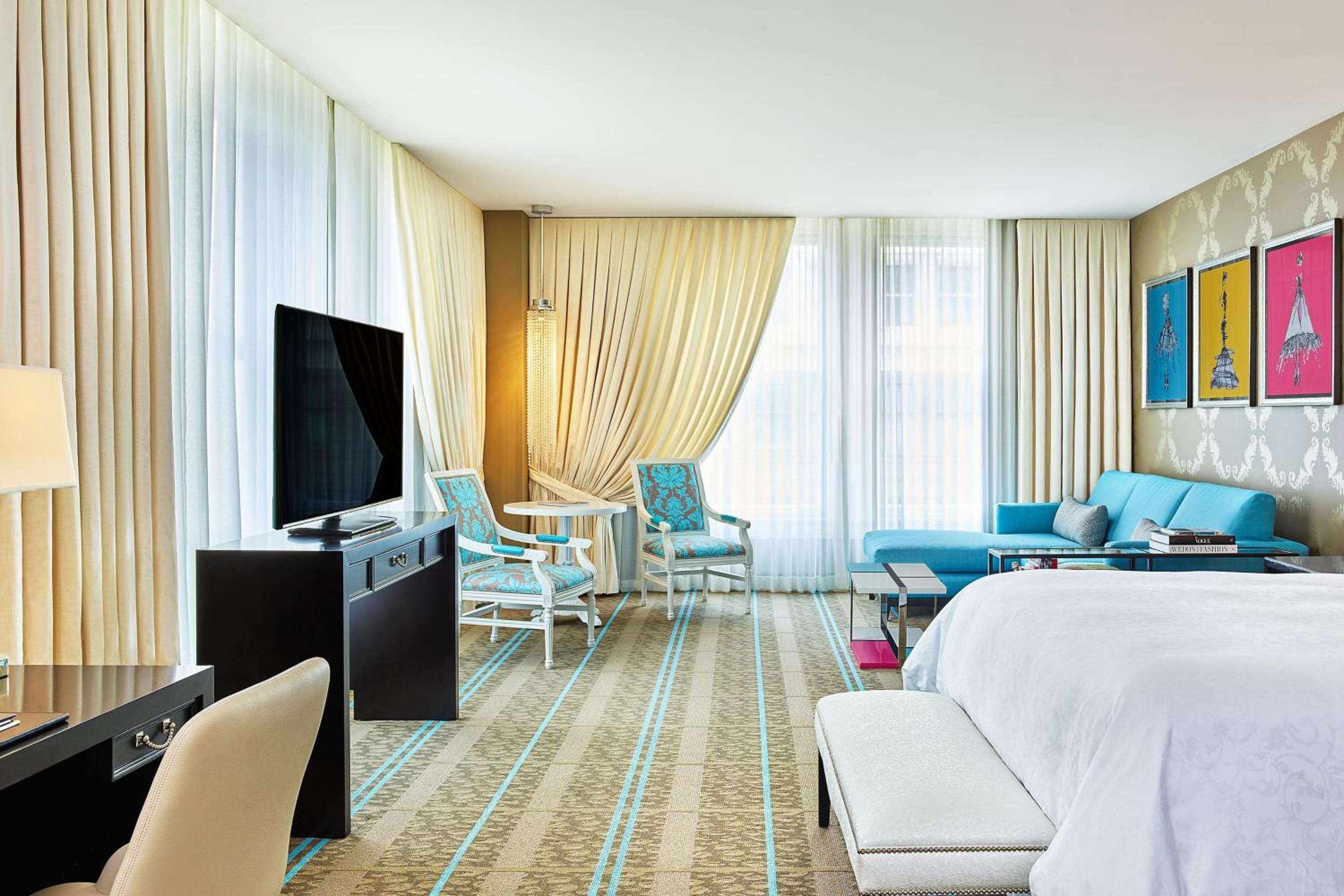 Studio Suite, Suite, 1 King, City view, Corner room