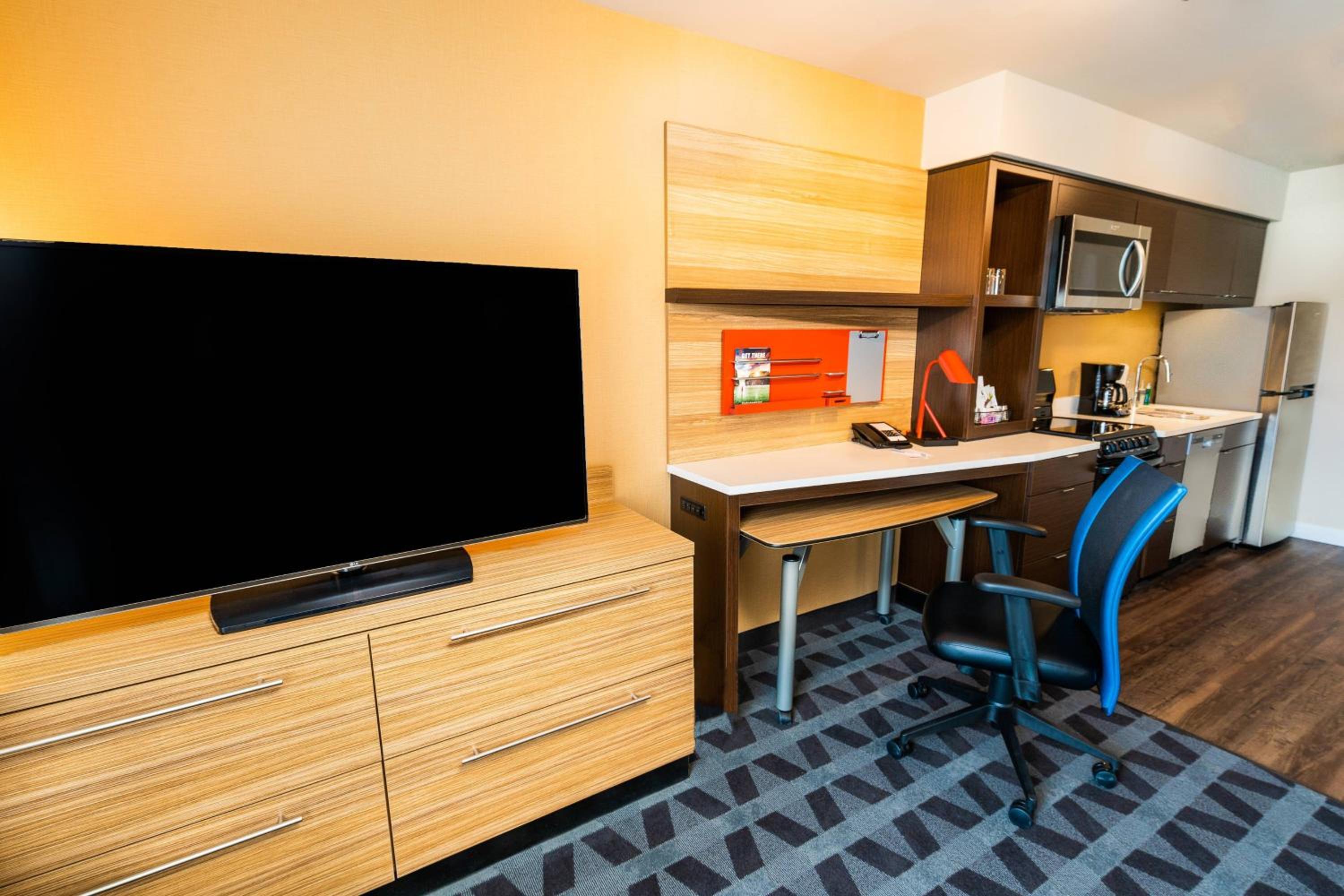 Deluxe Queen Suite - Photo 3
