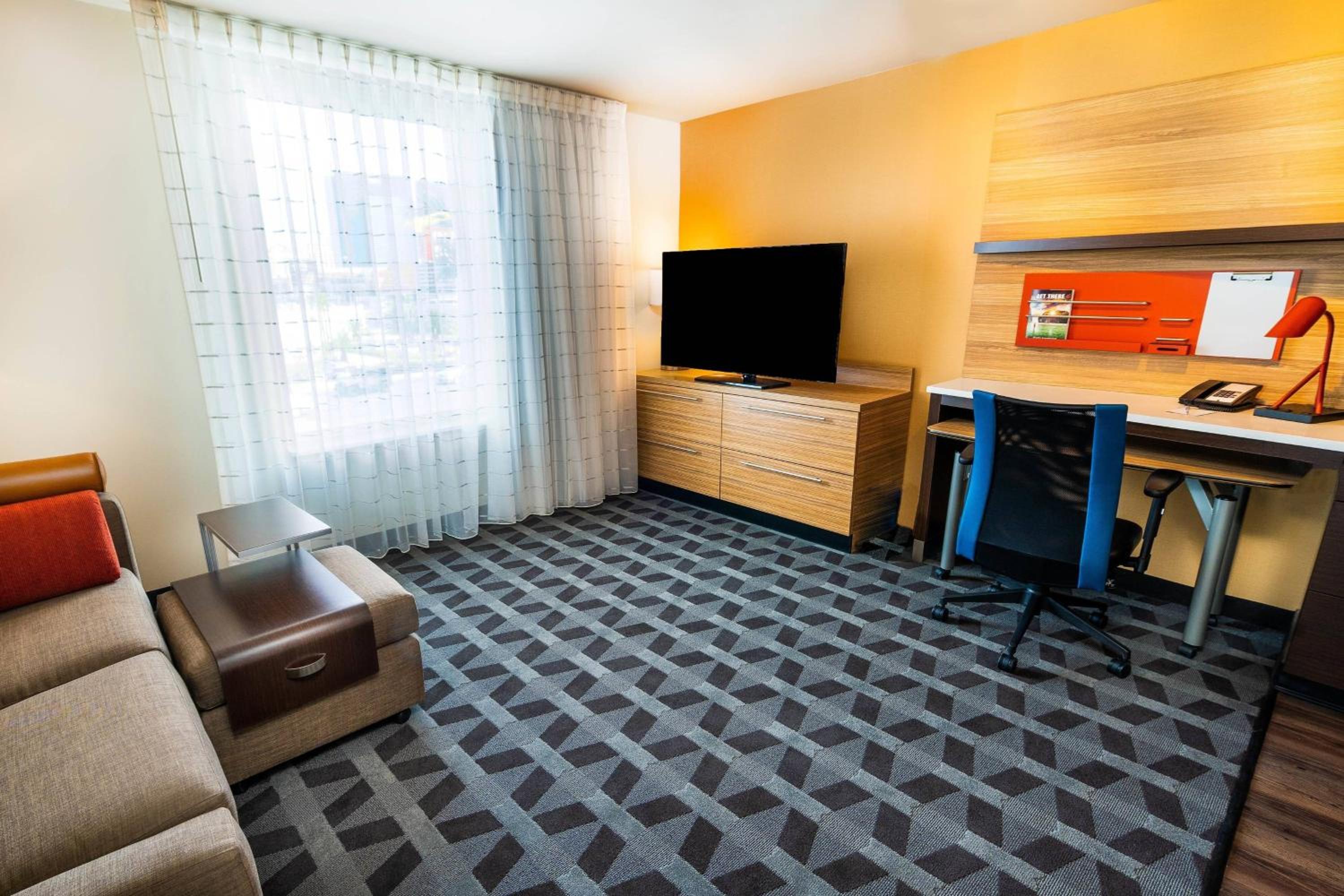 Deluxe Queen Suite - Photo 8