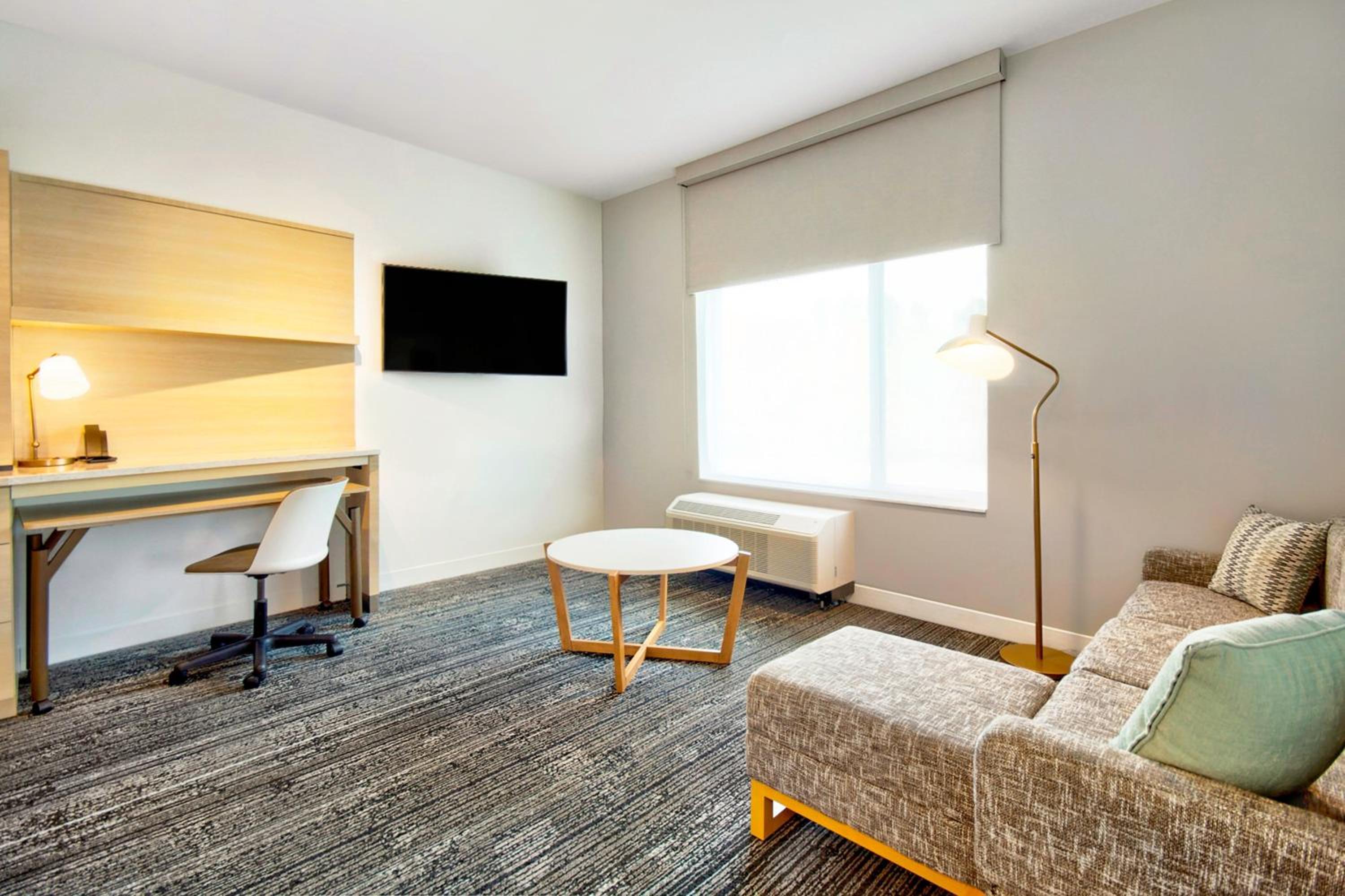 Queen Suite - Photo 1