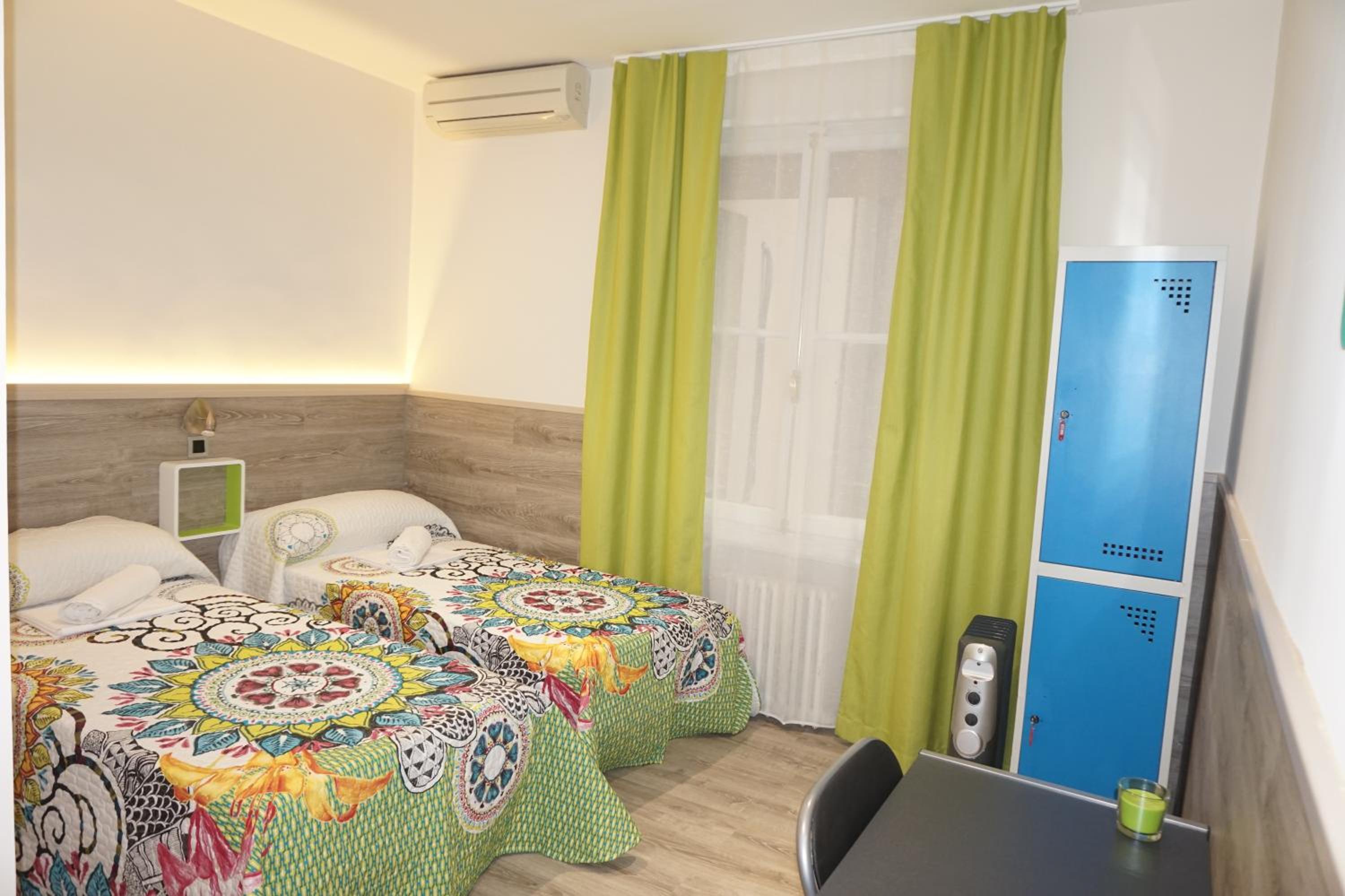 Twin Room with Bathroom photo 2