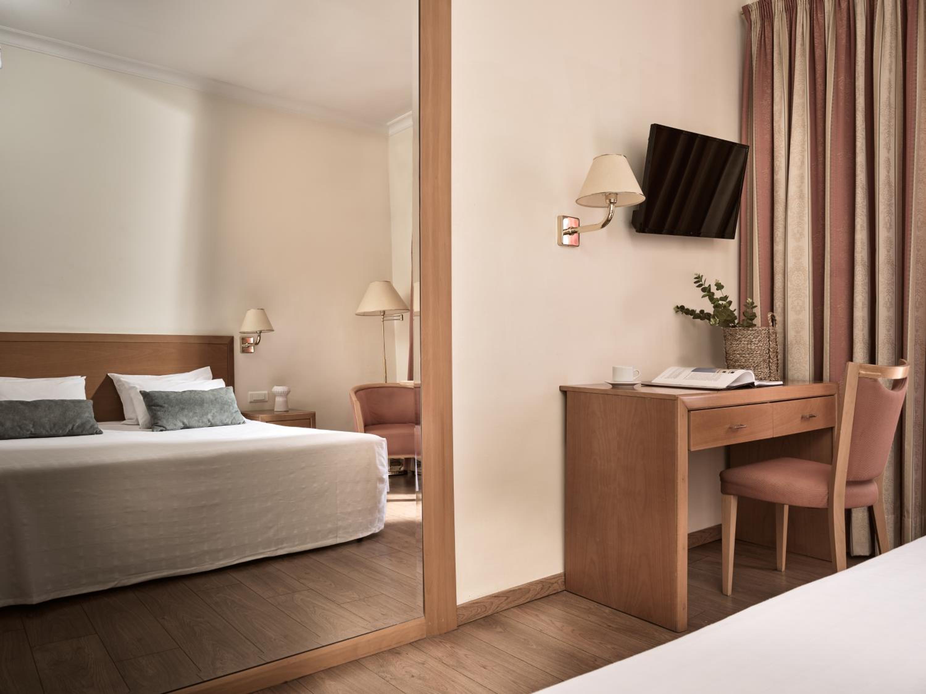 Superior double or  twin with balcony  CityView - Photo 3