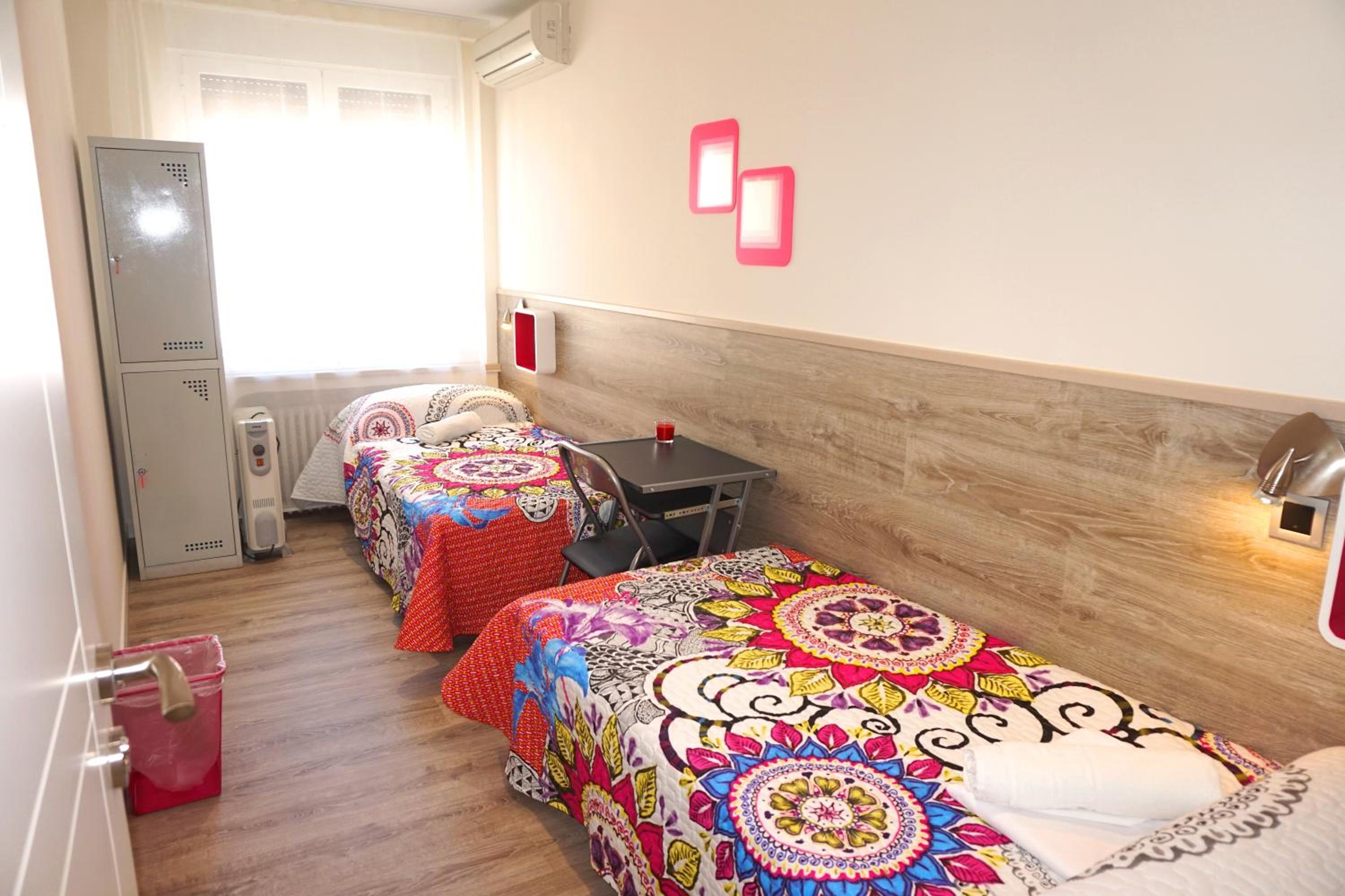 Cama en habitación compartida mixta de 2 camas con baño compartido
