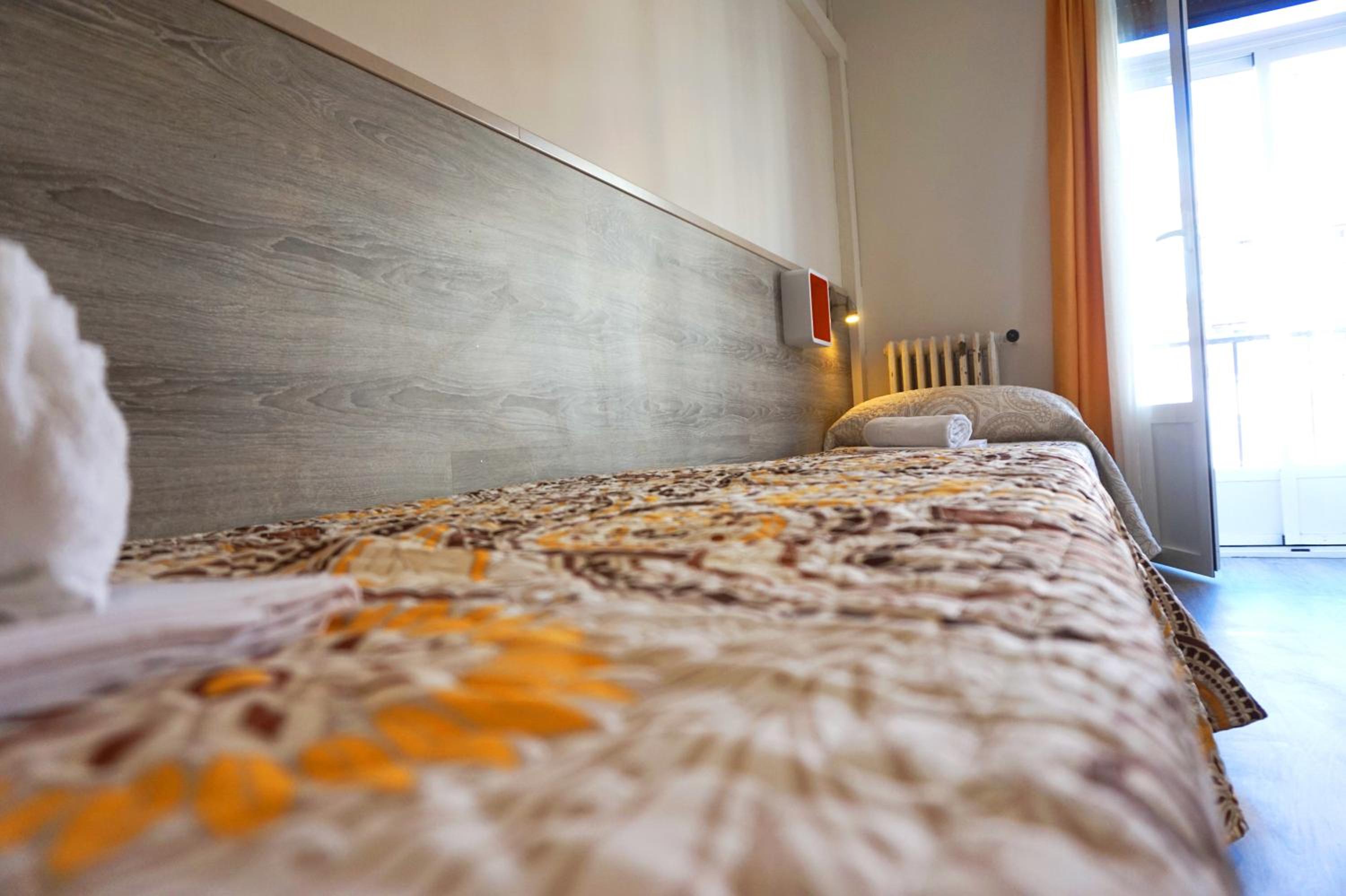 Cama en Habitación Compartida Mixta de 4 Camas con Baño Compartido