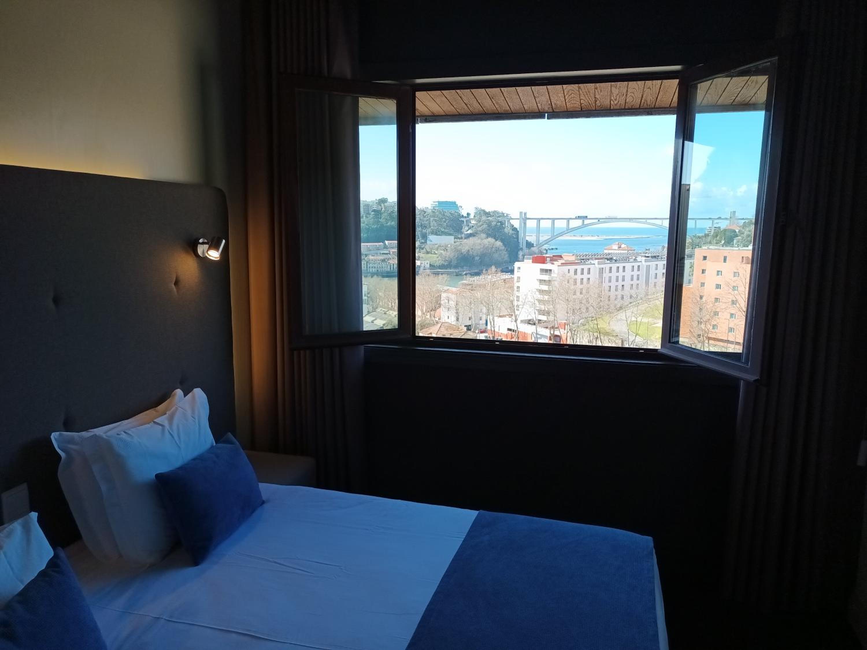 Deluxe Double or Twin Room with Sea View - Photo 15