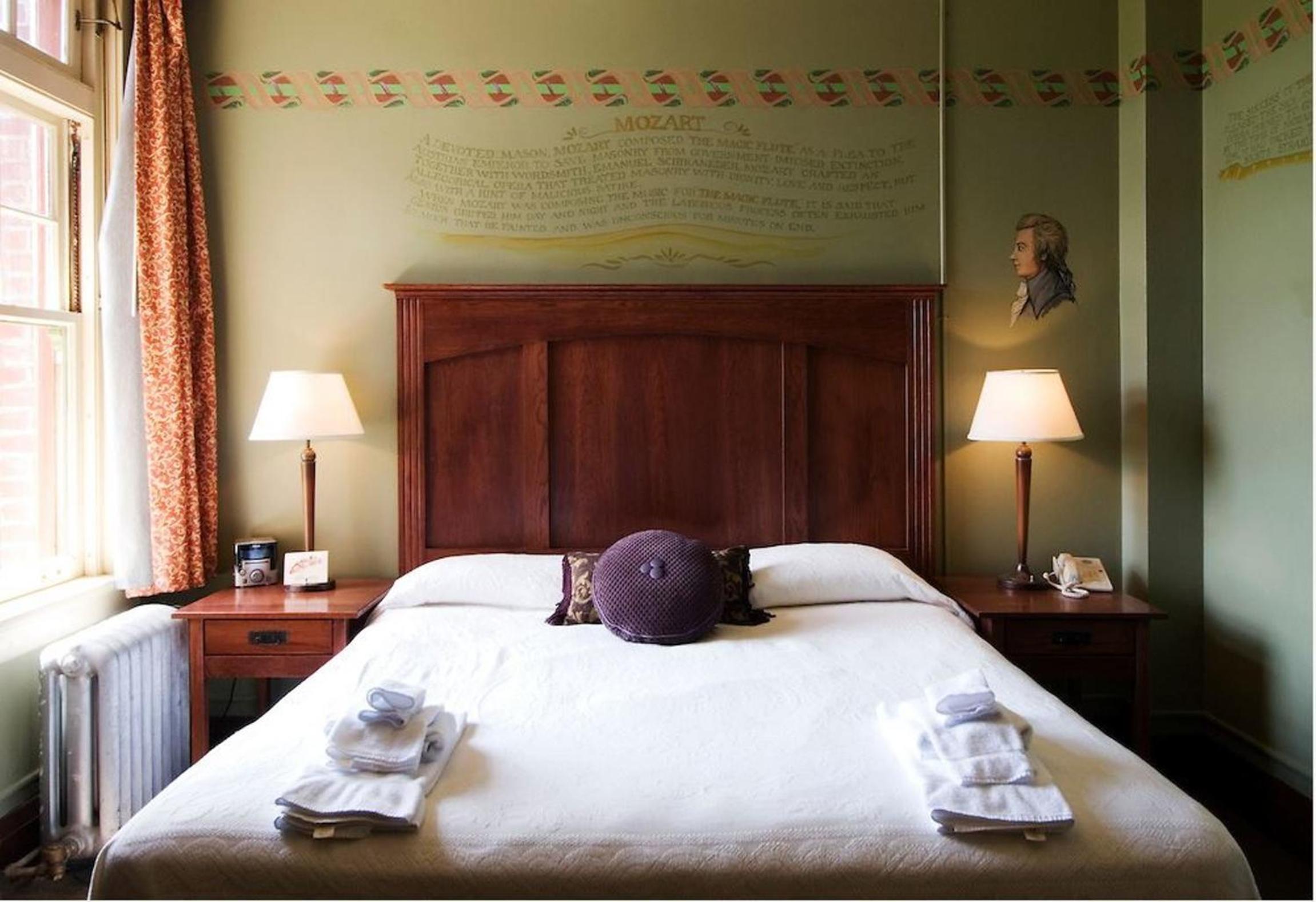 Queen Room with Shared Bathroom photo 3