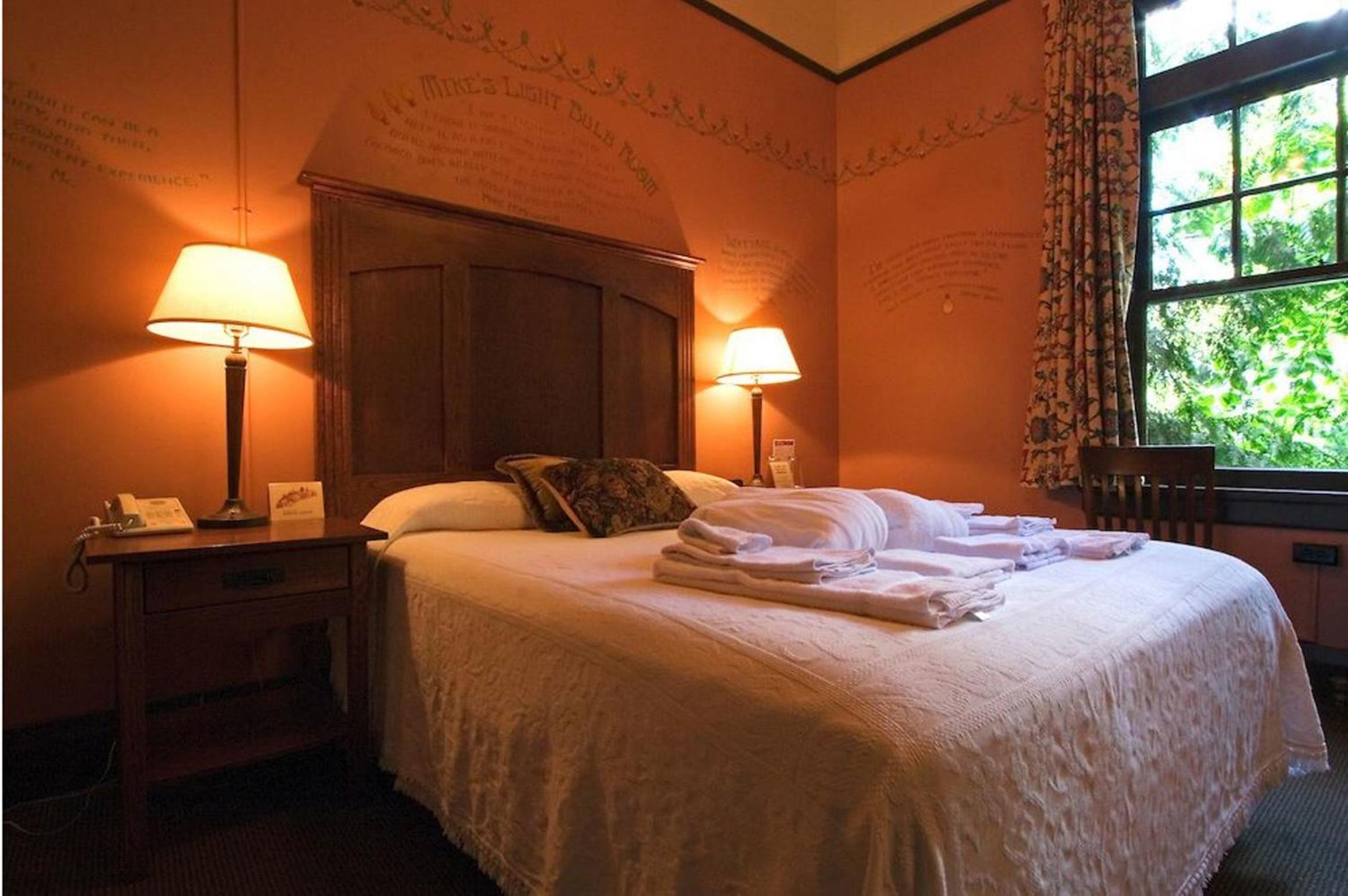 Queen Room with Shared Bathroom photo 2