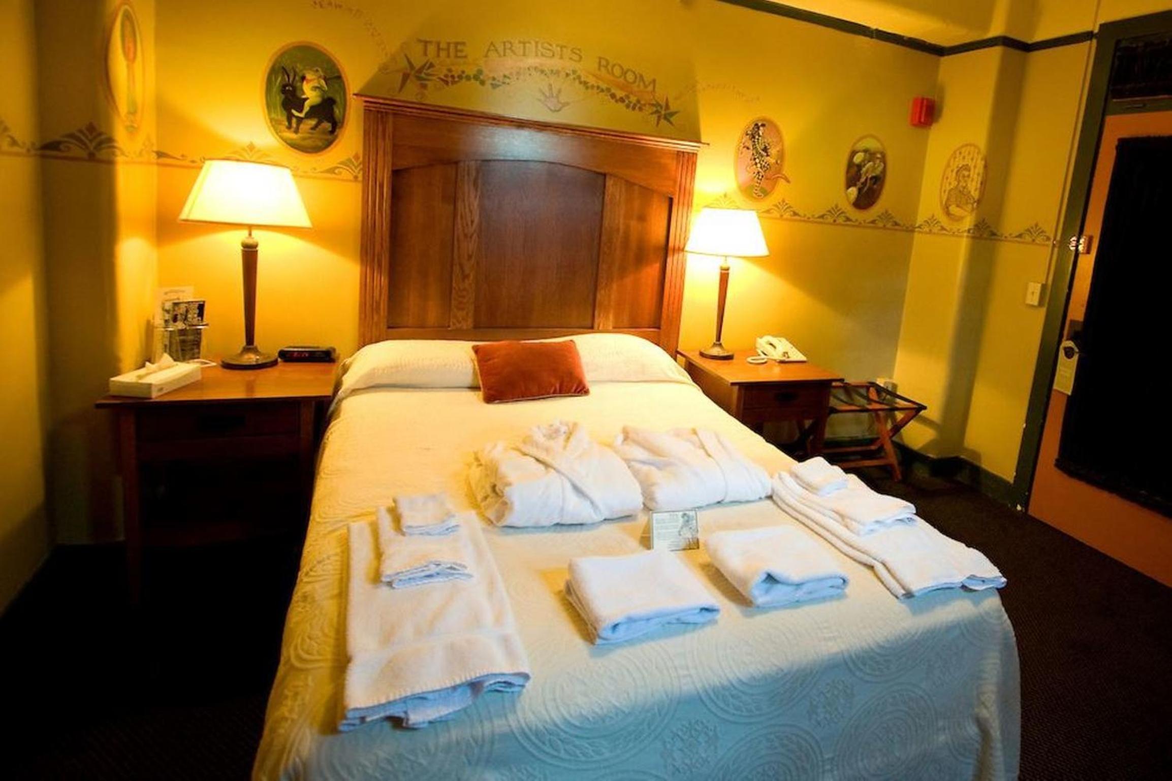 Queen Room with Shared Bathroom photo 1